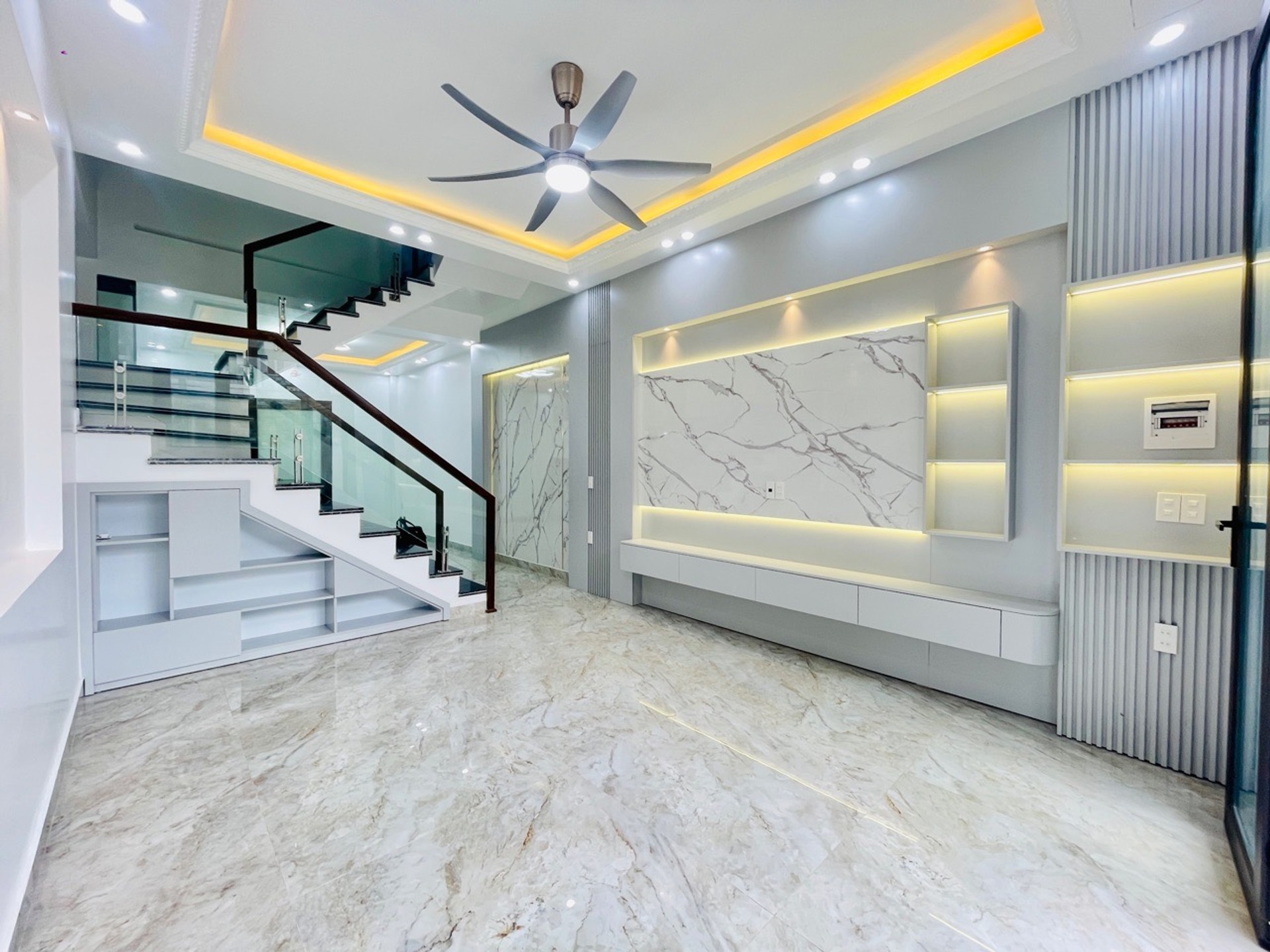 Nhà 4 tầng hiện đại tại Phương Lưu Vạn Mỹ