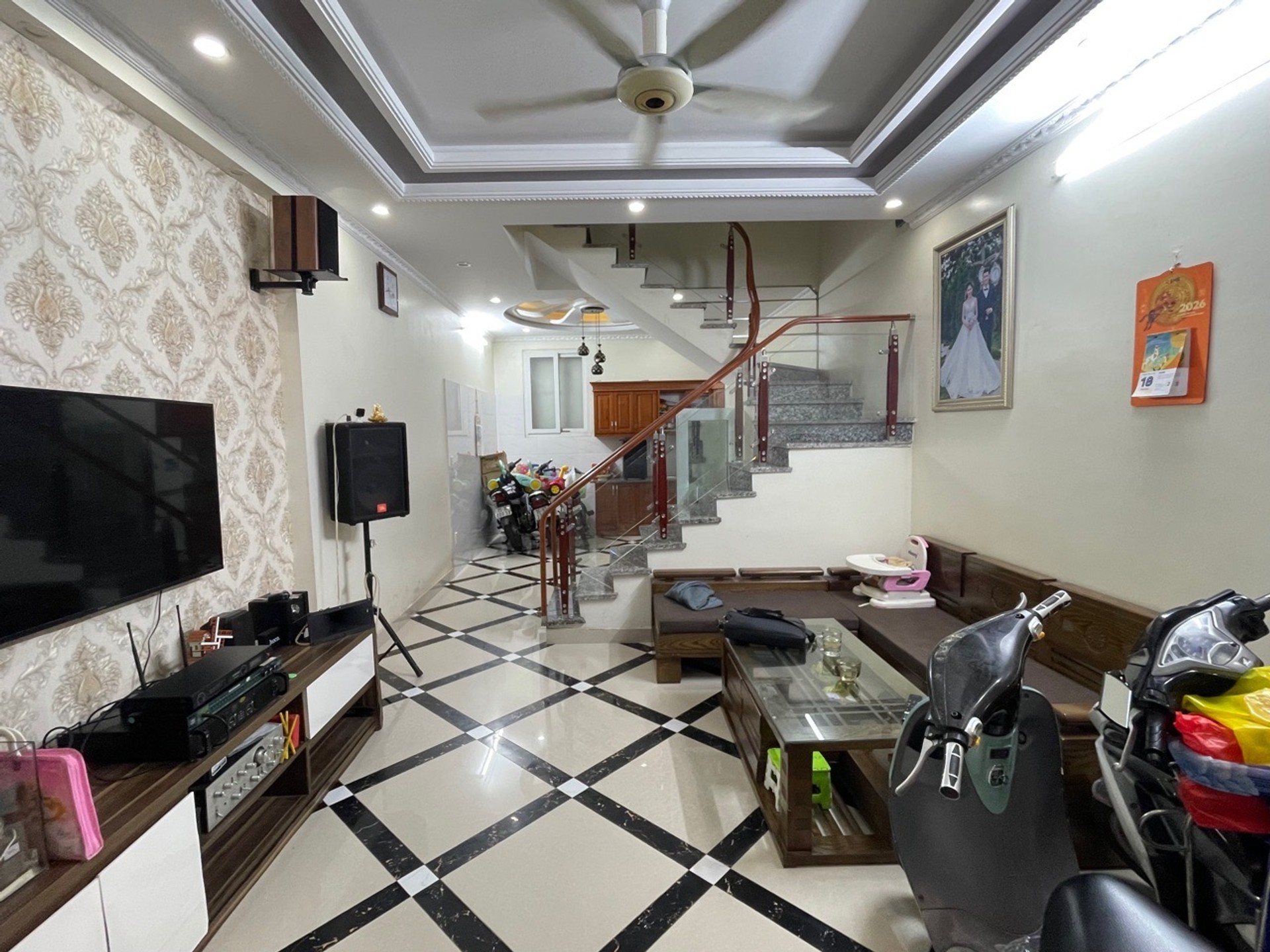 Nhà 3 tầng rộng 40m2, 3 phòng ngủ, hướng Đông, ngõ ô tô gần