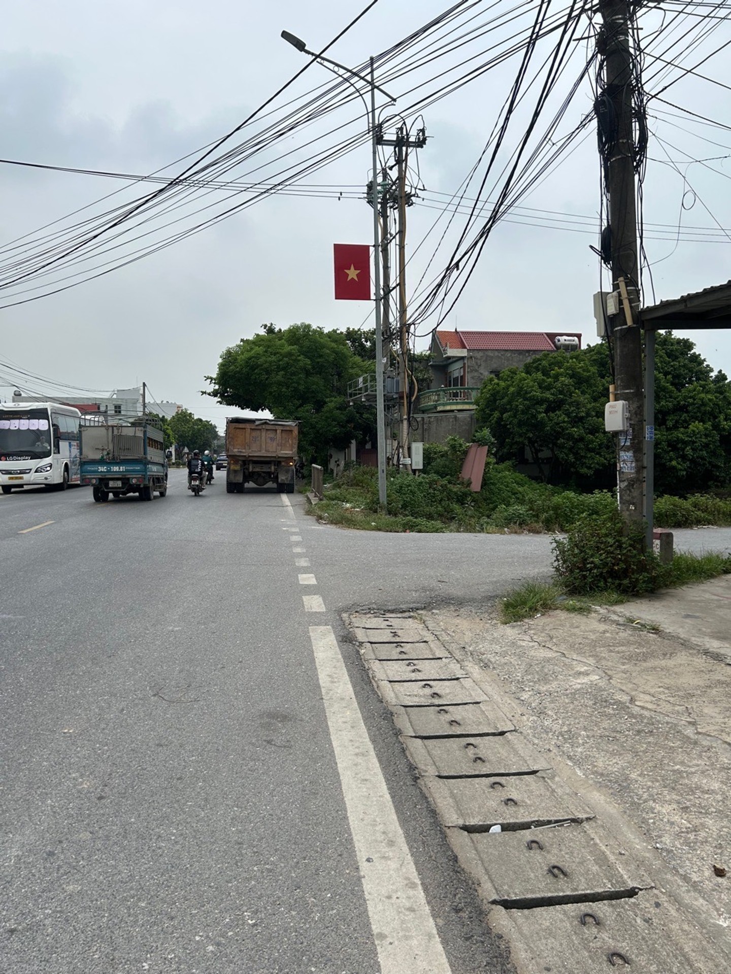 Đất vàng kim cương, ô tô vào tận nơi, gần đường chính