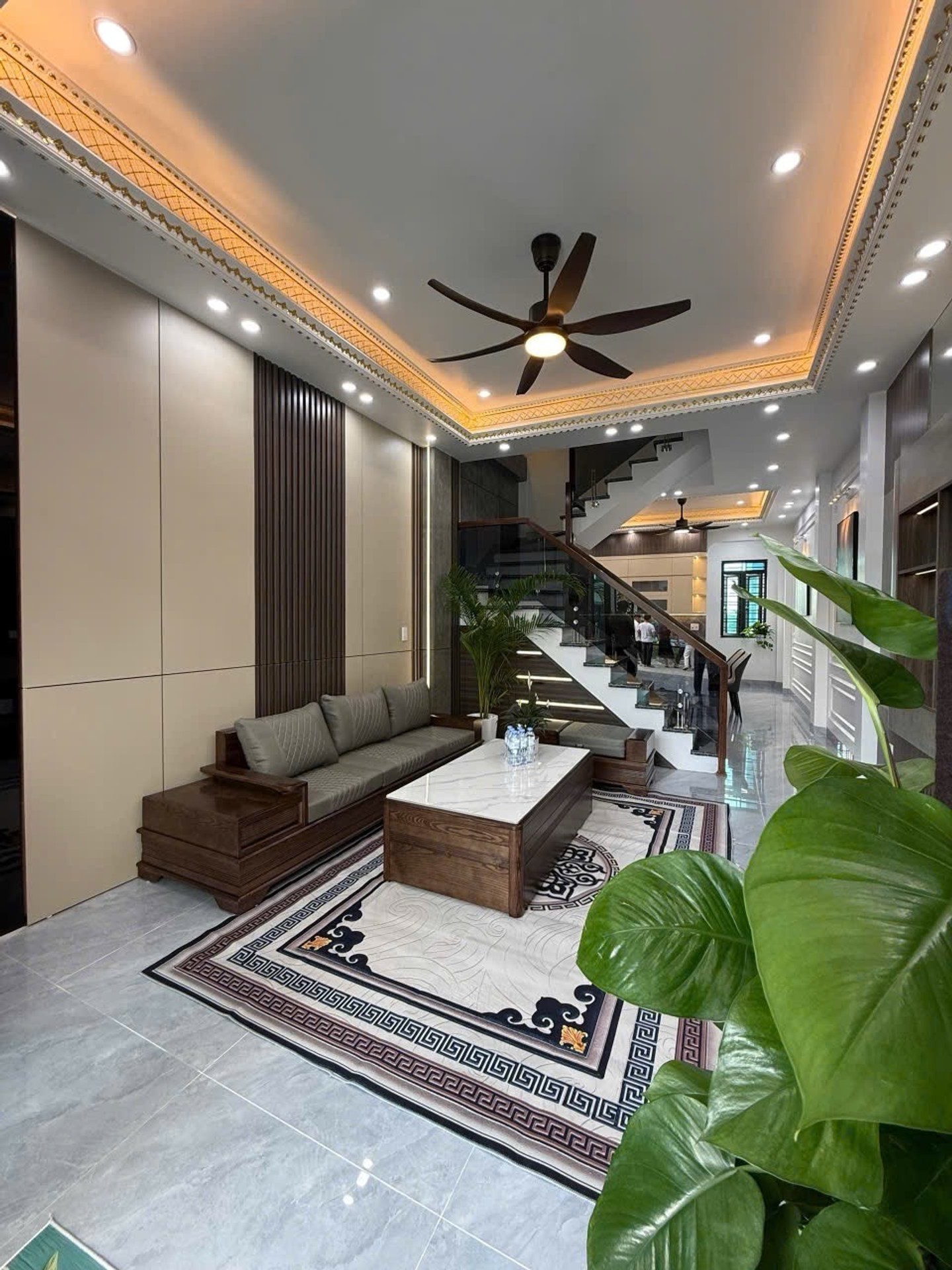 Nhà phố 3 tầng mặt tiền 4m với thiết kế sang trọng và sân đỗ ô tô riêng