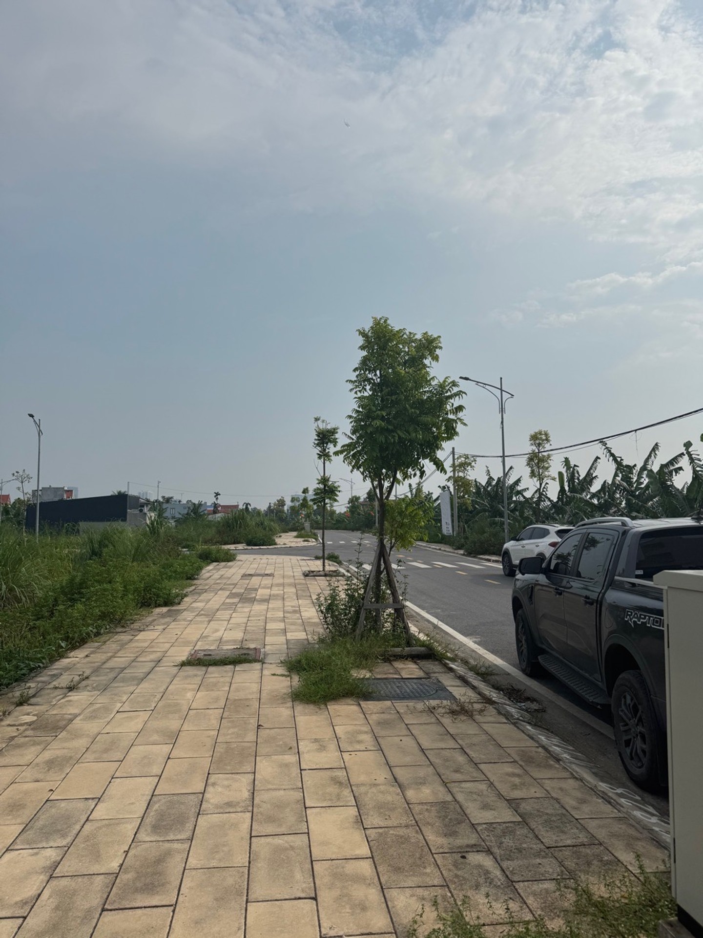 Đất phân lô hạ tầng đầy đủ, mặt tiền rộng, gần đường 50m trung tâm