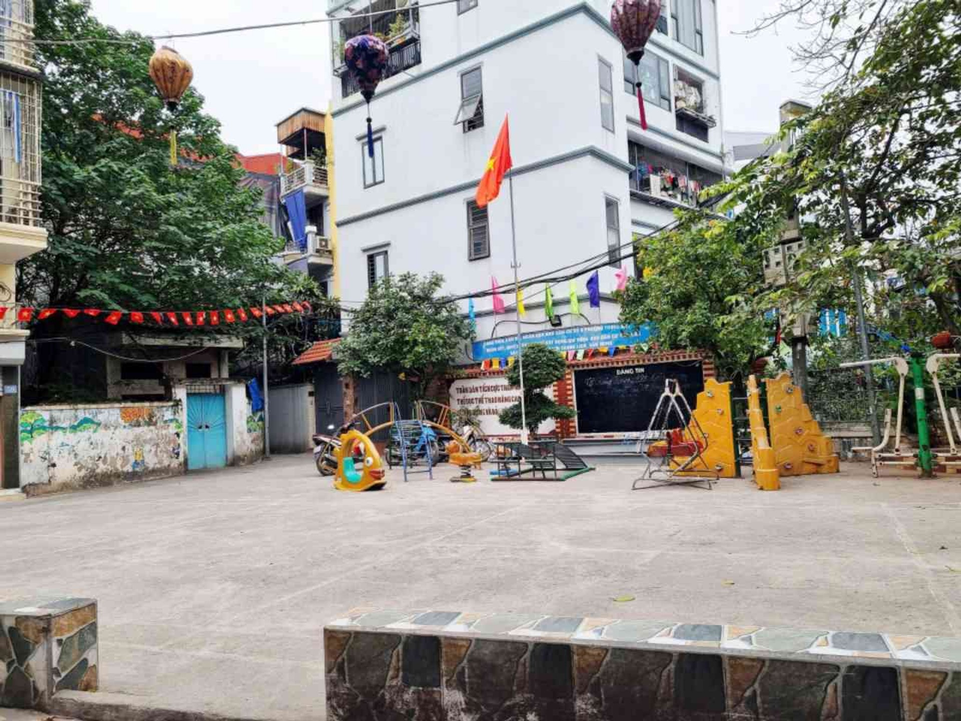 Bán nhà riêng 5 tầng tại quận Hoàng Mai, nhà 2 thoáng gần sân chơi