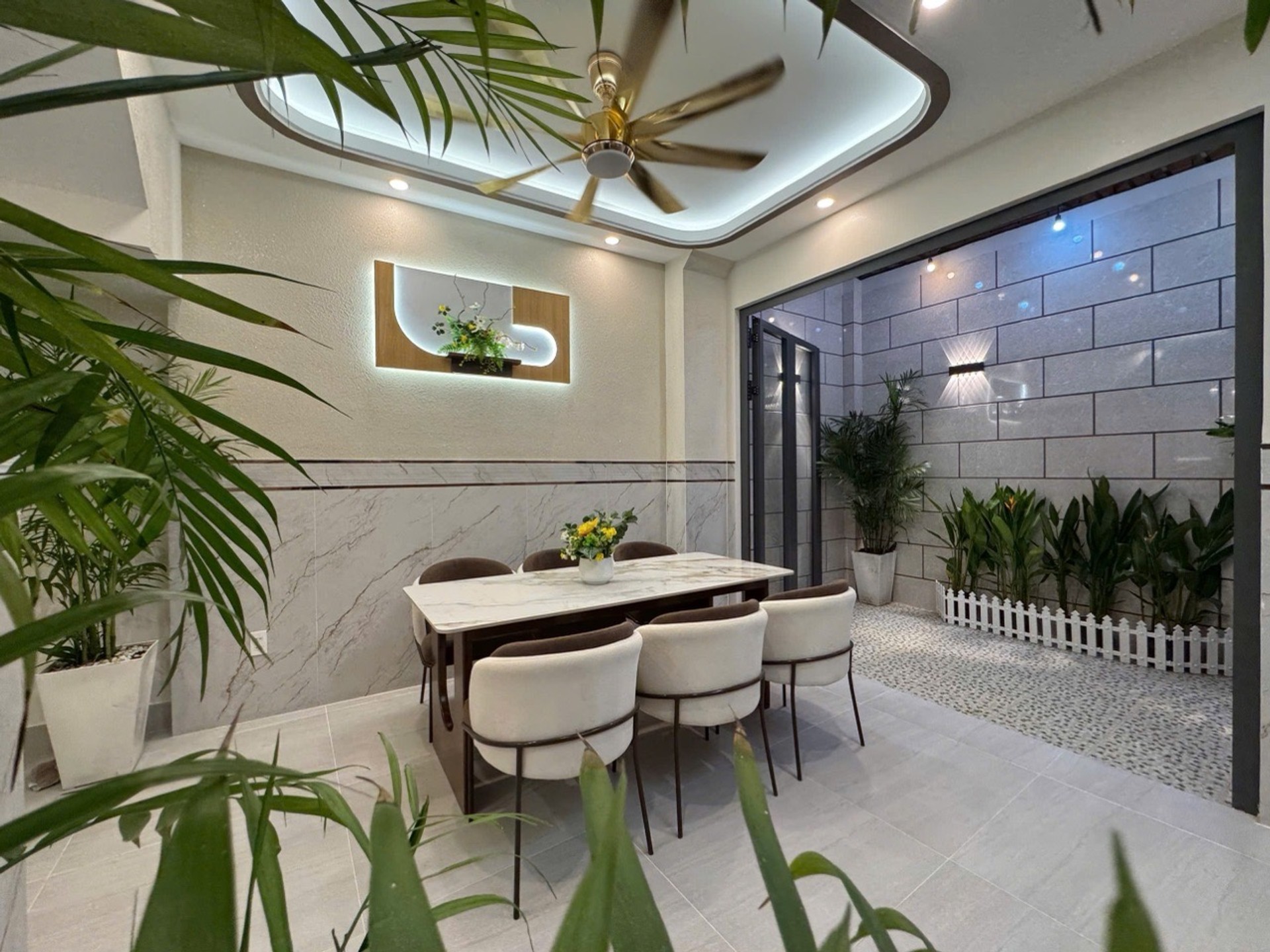 Nhà đẹp mới. Dọn vào ở ngay.
DT : 75 m2 .5.7×21m2 Nhà 3 TẦNG.
Giá: 7.5Tỷ
