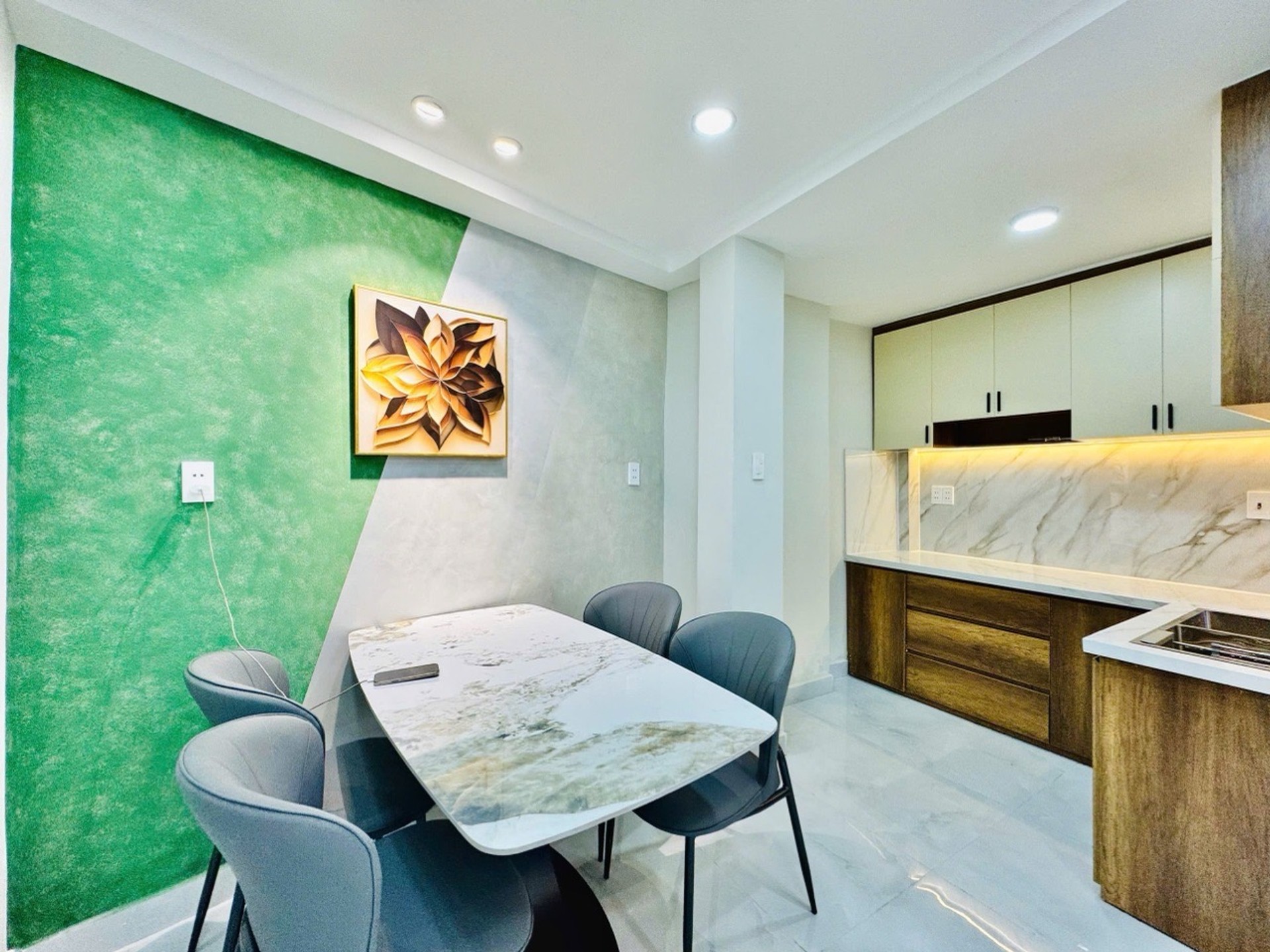 Nhà 4 tầng hiện đại, sân thượng chill giữa lòng Hoàng Hoa Thám