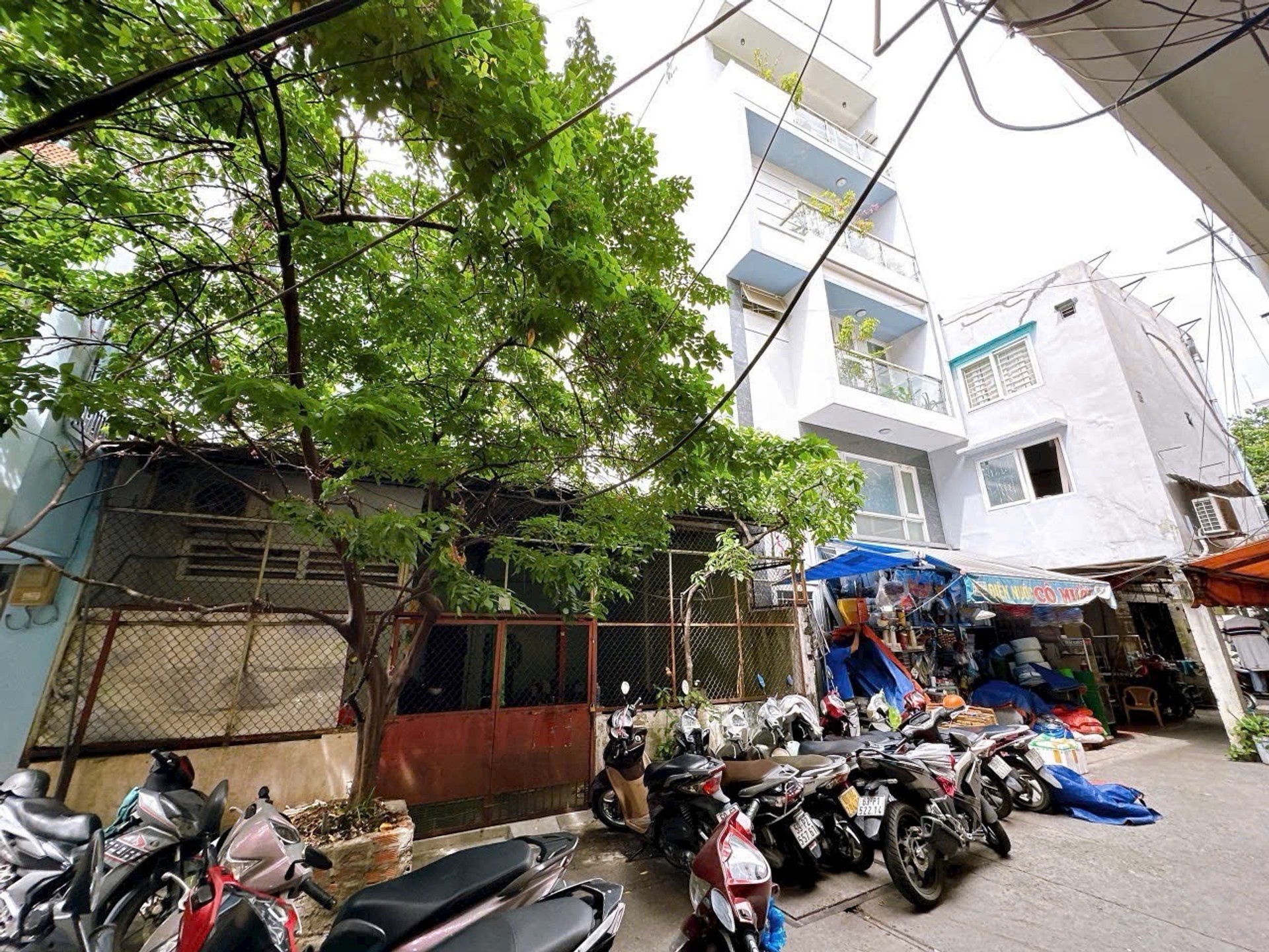 Nhà mặt tiền thụt quận 3 - Cơ hội xây mới 1 trệt 2 lầu