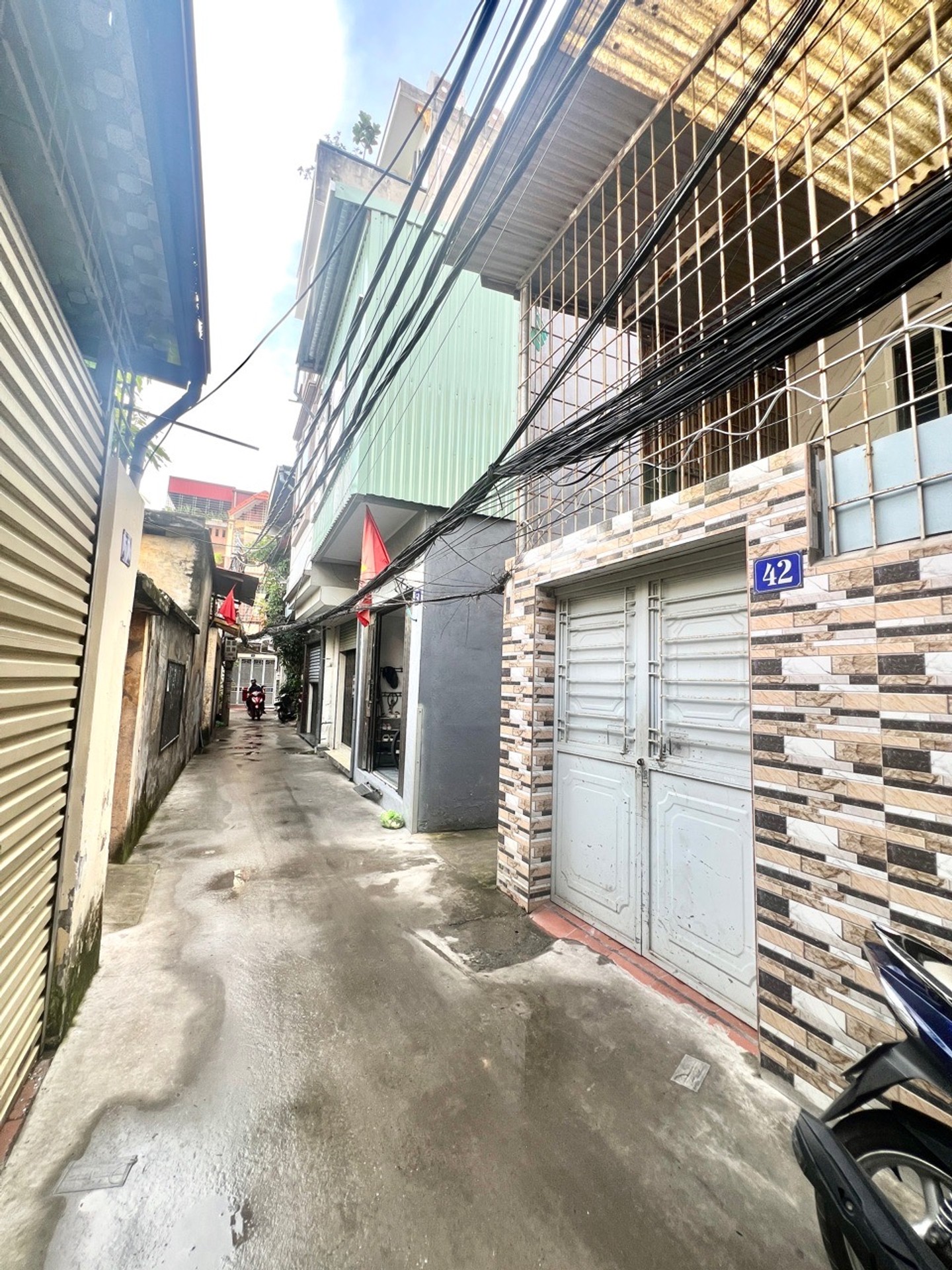 Nhà 2 tầng hướng Đông, sát đường ô tô, khu vực trung tâm thuận tiện