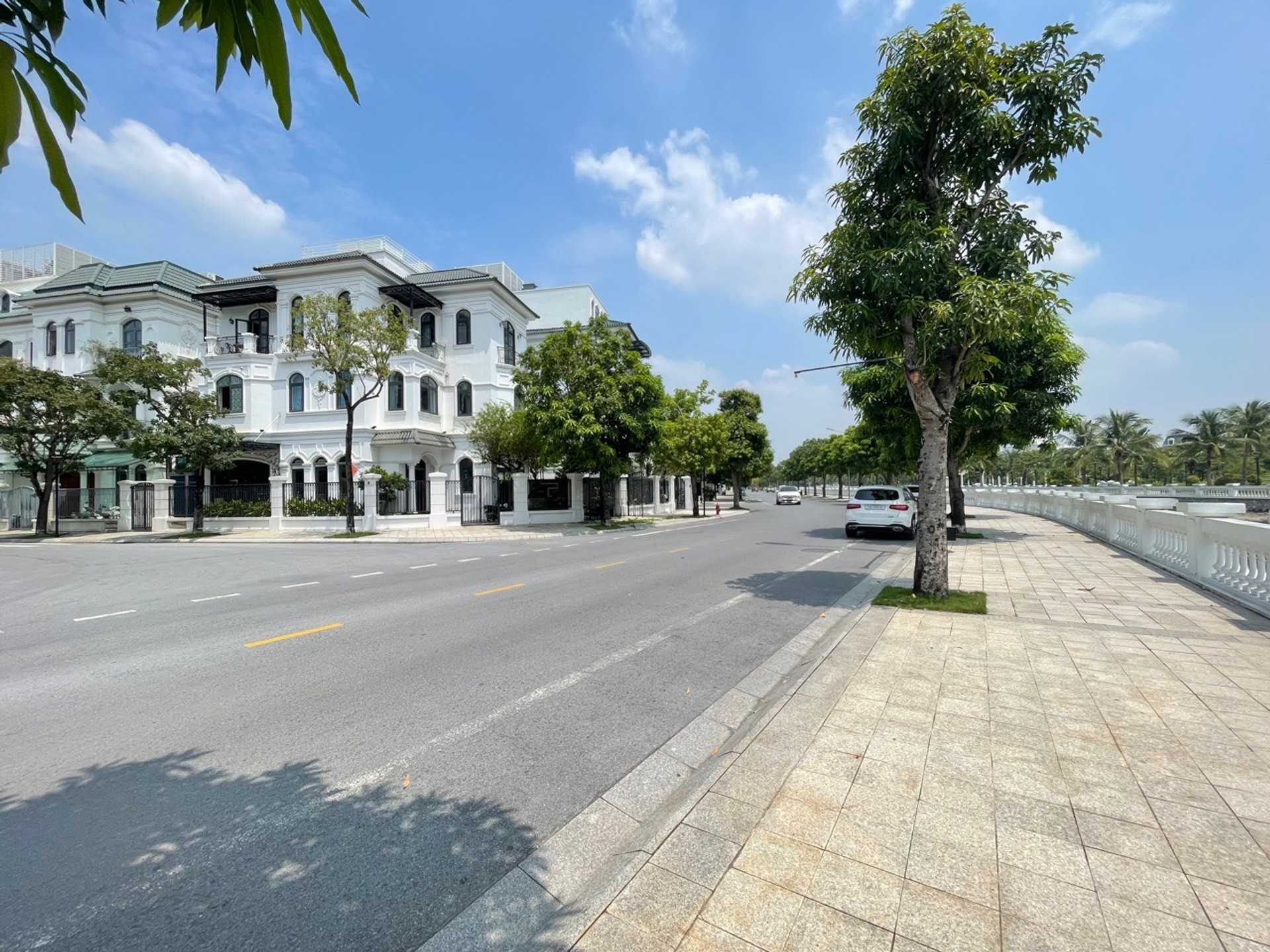 Biệt thự góc hai mặt đường view hồ tại Vinhomes Imperia
