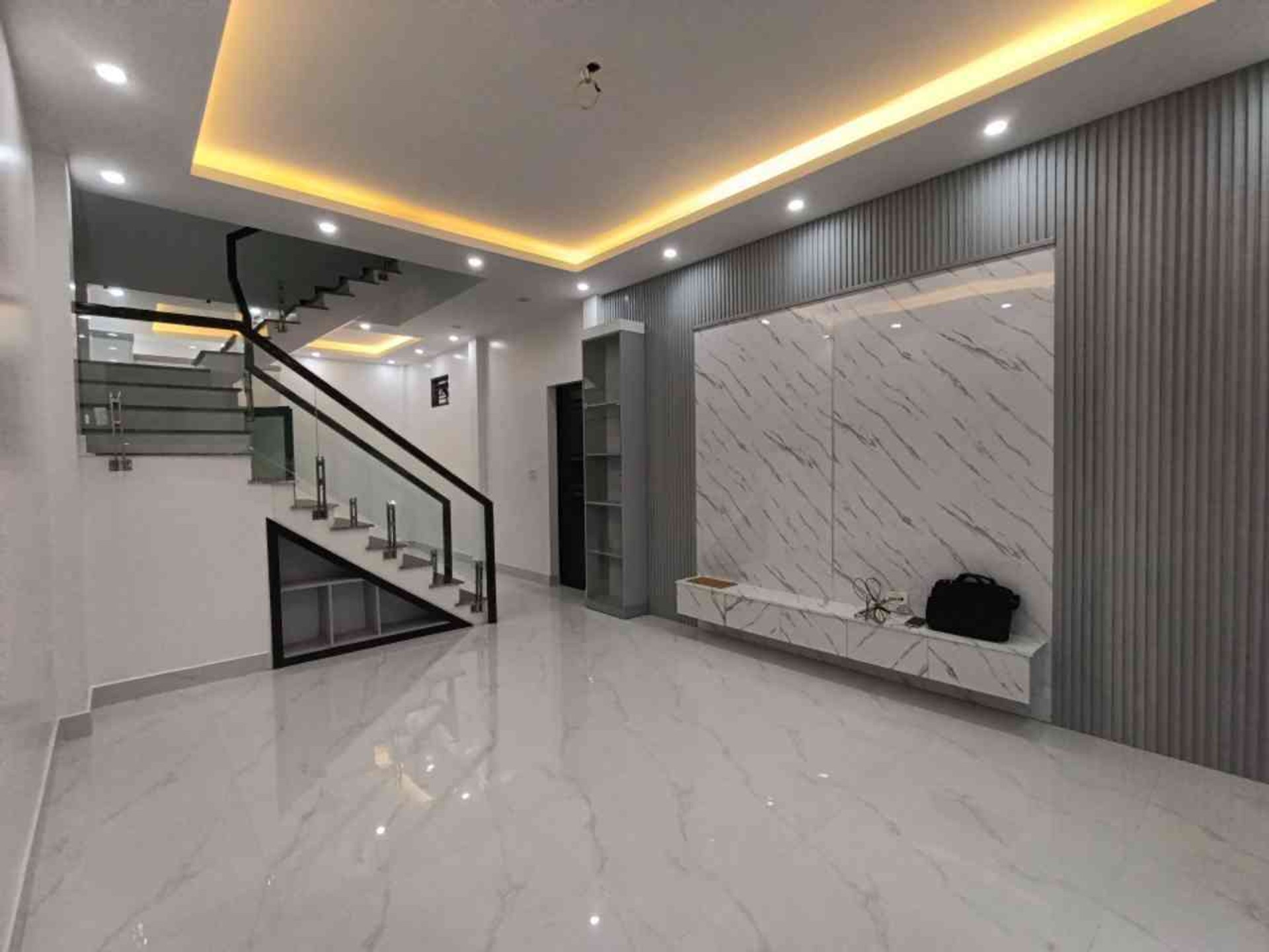Nhà 3 tầng tân cổ điển xây mới, độc lập, thiết kế khung cột