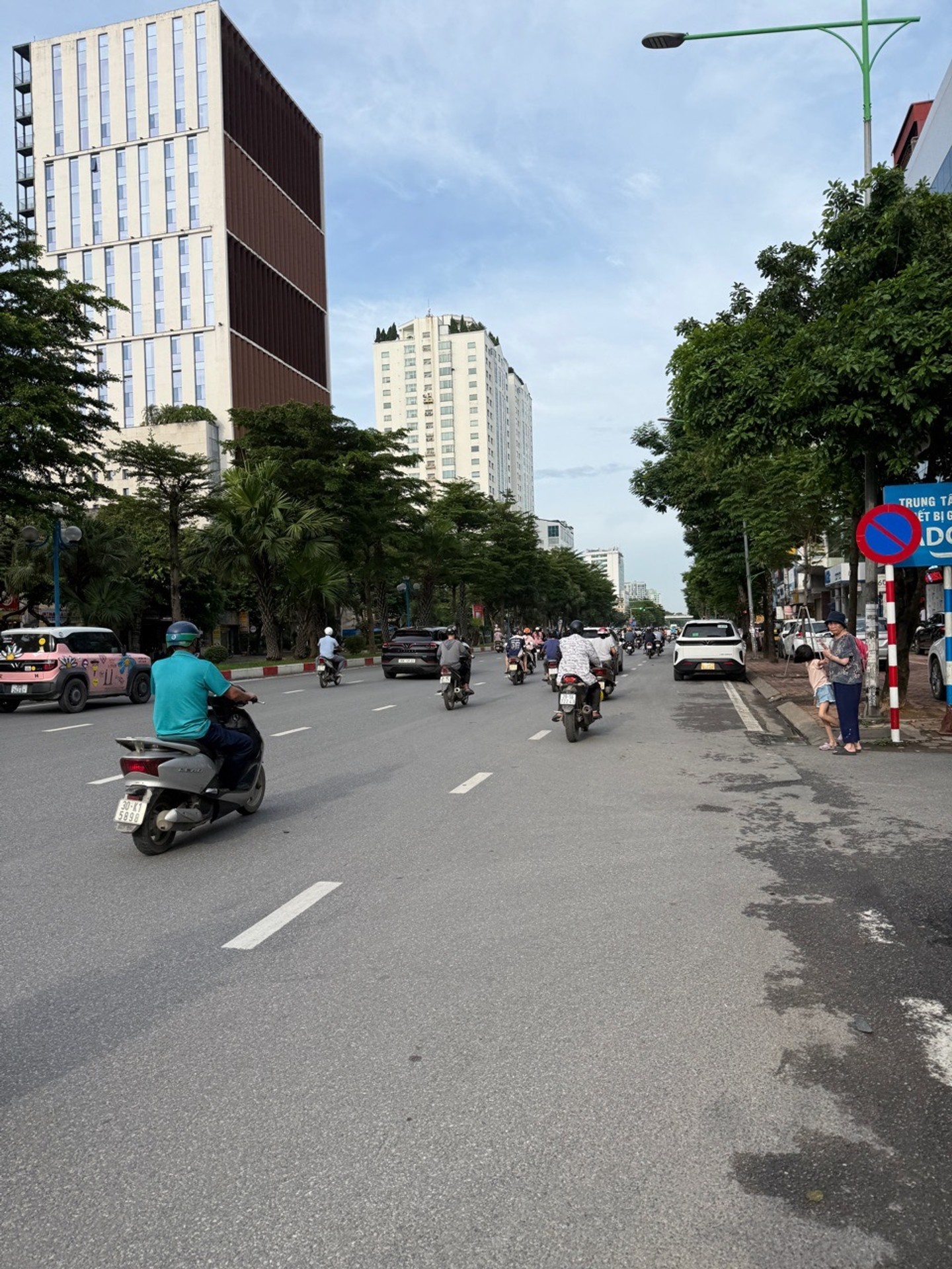 Nhà phố cao cấp thiết kế hiện đại với bể bơi riêng tại khu vực Hoàng Quốc Việt