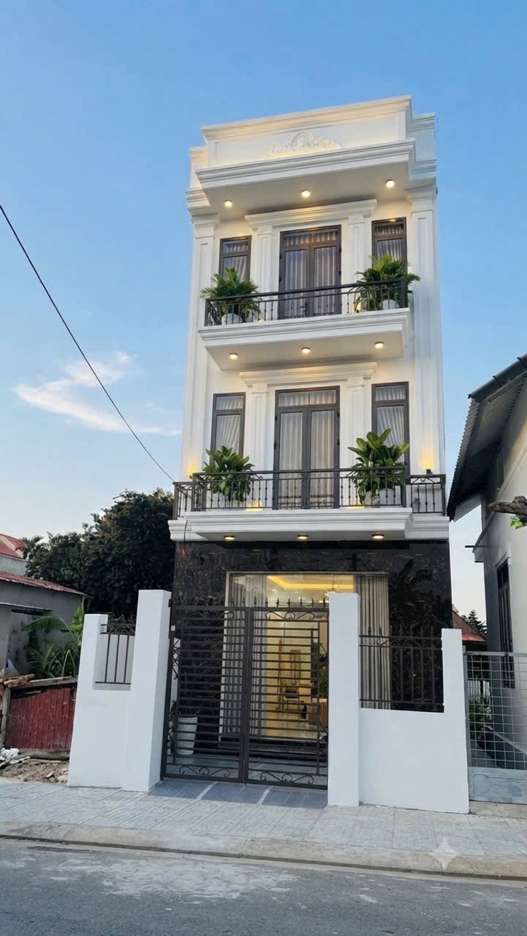 Nhà 3 tầng ngõ thông, sân riêng gần công viên Kiều Đông