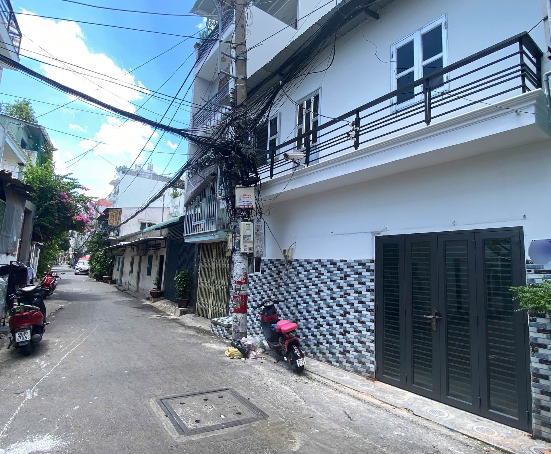 Nhà 2 tầng, mặt tiền rộng, vị trí đắc địa gần emart Phan Huy Ích