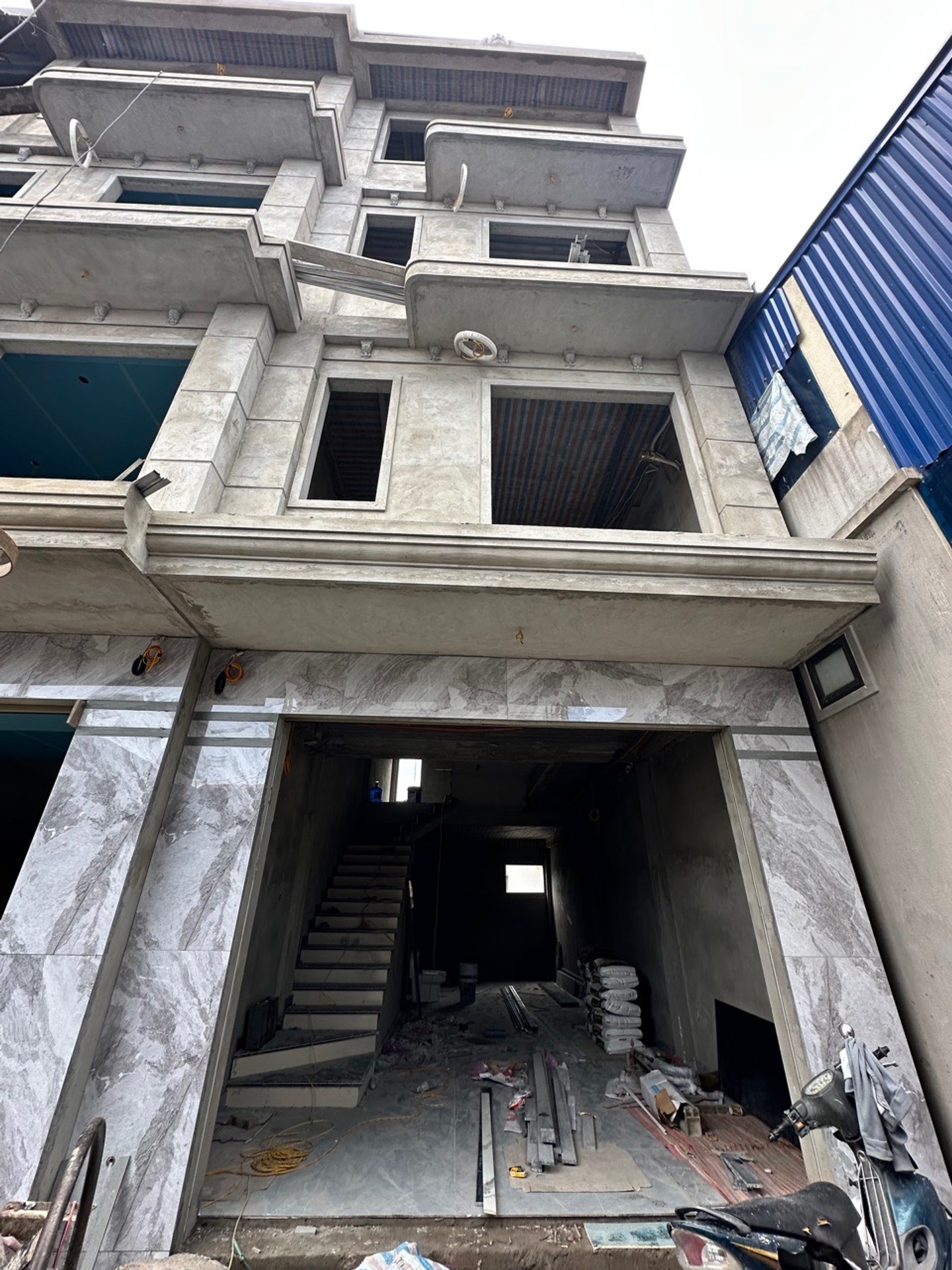 Nhà riêng 4 tầng thiết kế hiện đại tại Xóm 1, kết nối thuận tiện, ô tô tải đỗ cửa