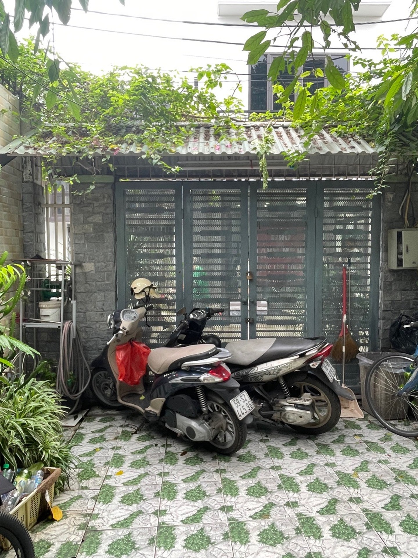 Nhà riêng kiên cố tại vị trí ngõ rộng thuộc Miếu Hai Xã