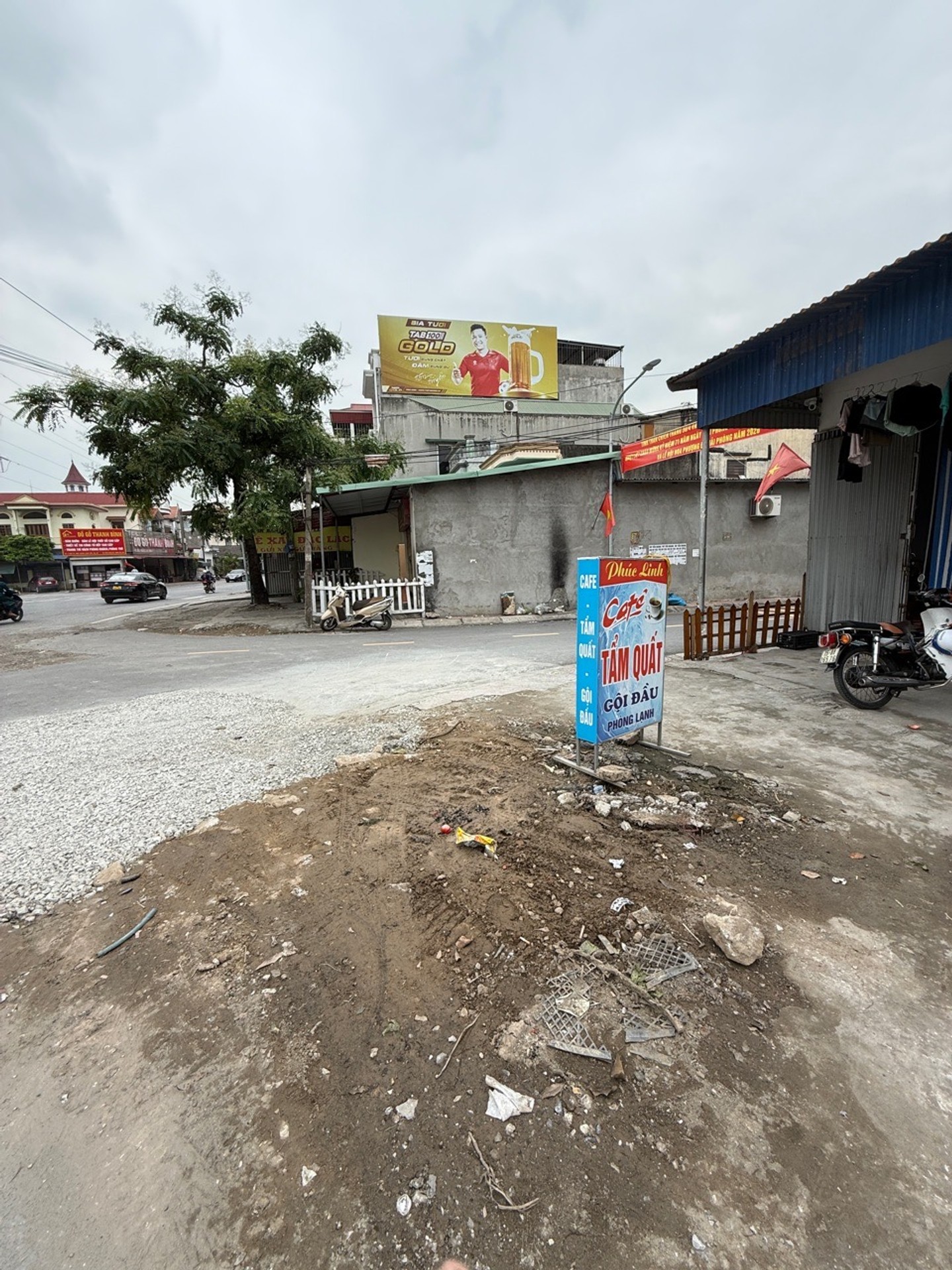 Nhà lô góc 3 tầng hiện đại, diện tích rộng, ô tô vào tận nơi tại khu vực gần phố