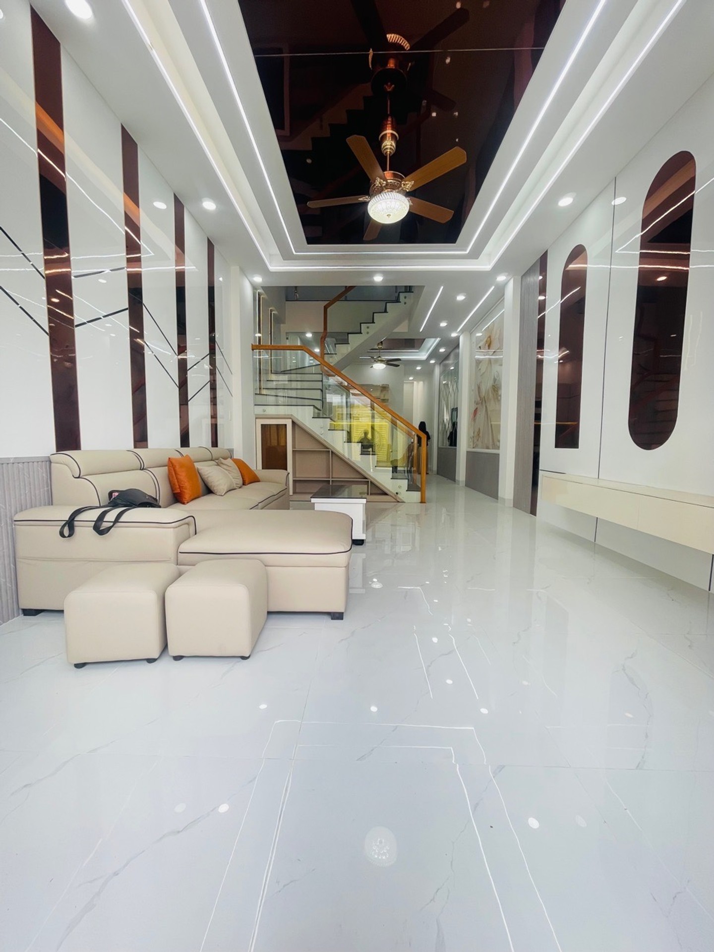 🏡 Nhà mới 3 tầng Đông Hoà, 100m², 4PN, 4WC, giá 6,85 tỷ. Vị trí trung tâm, pháp lý rõ.