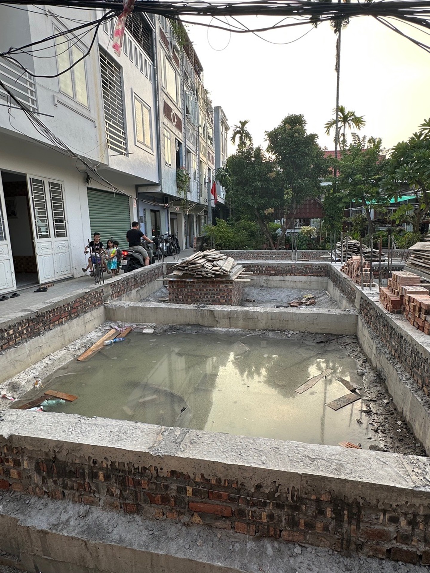 Nhà 3 tầng mới xây thô gần chợ Hàng vị trí đắc địa