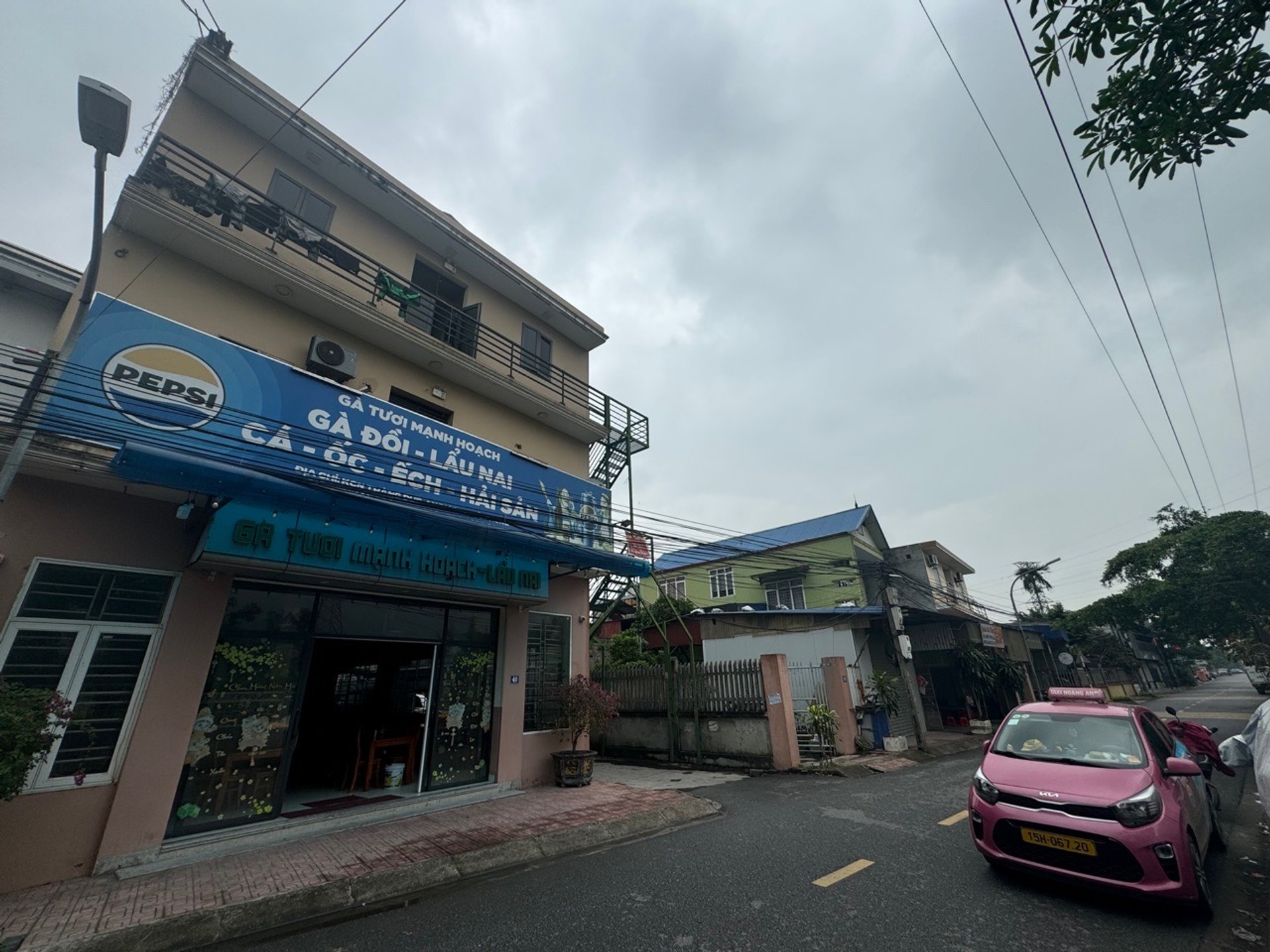 Nhà mặt phố kinh doanh sầm uất ngay cổng khu công nghiệp lớn, diện tích rộng 1111 m2