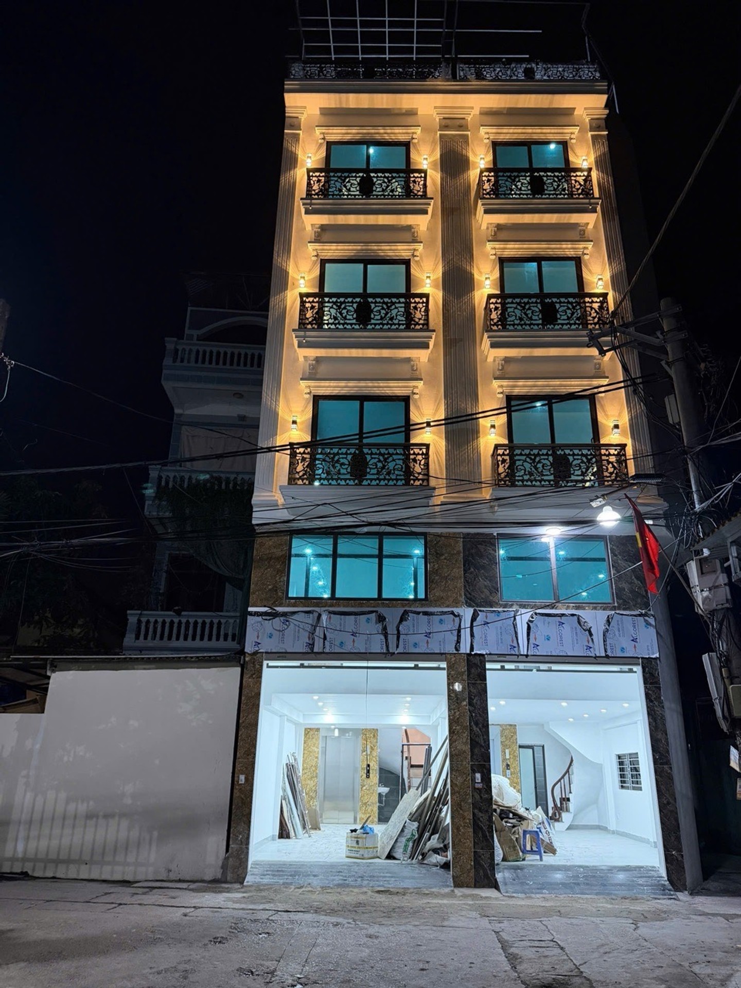 Nhà 6 tầng lô góc ô tô vào, gần phố, thang máy tiện nghi