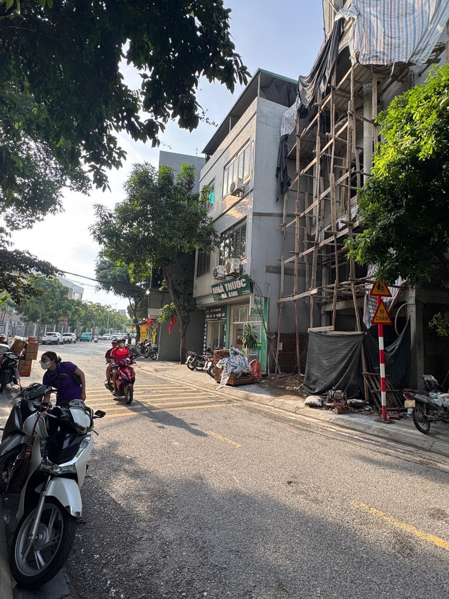 Cơ hội hiếm có sở hữu nhà mặt phố Thạch Bàn lô góc giá tốt