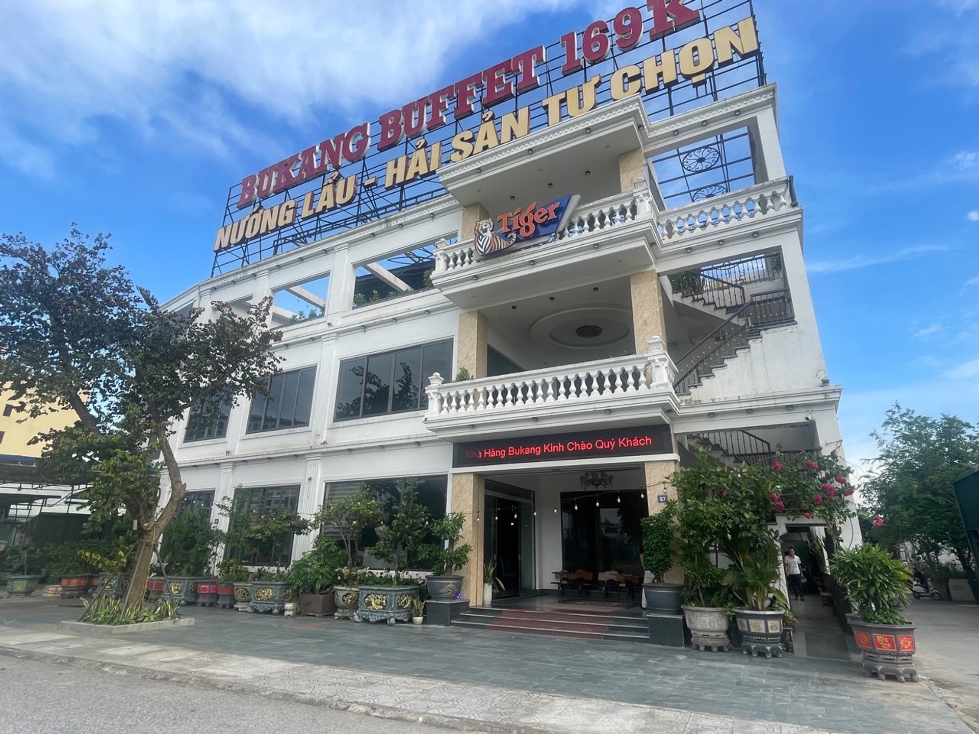 Nhà mặt phố 3 tầng diện tích rộng, kinh doanh sầm uất tại quận trung tâm