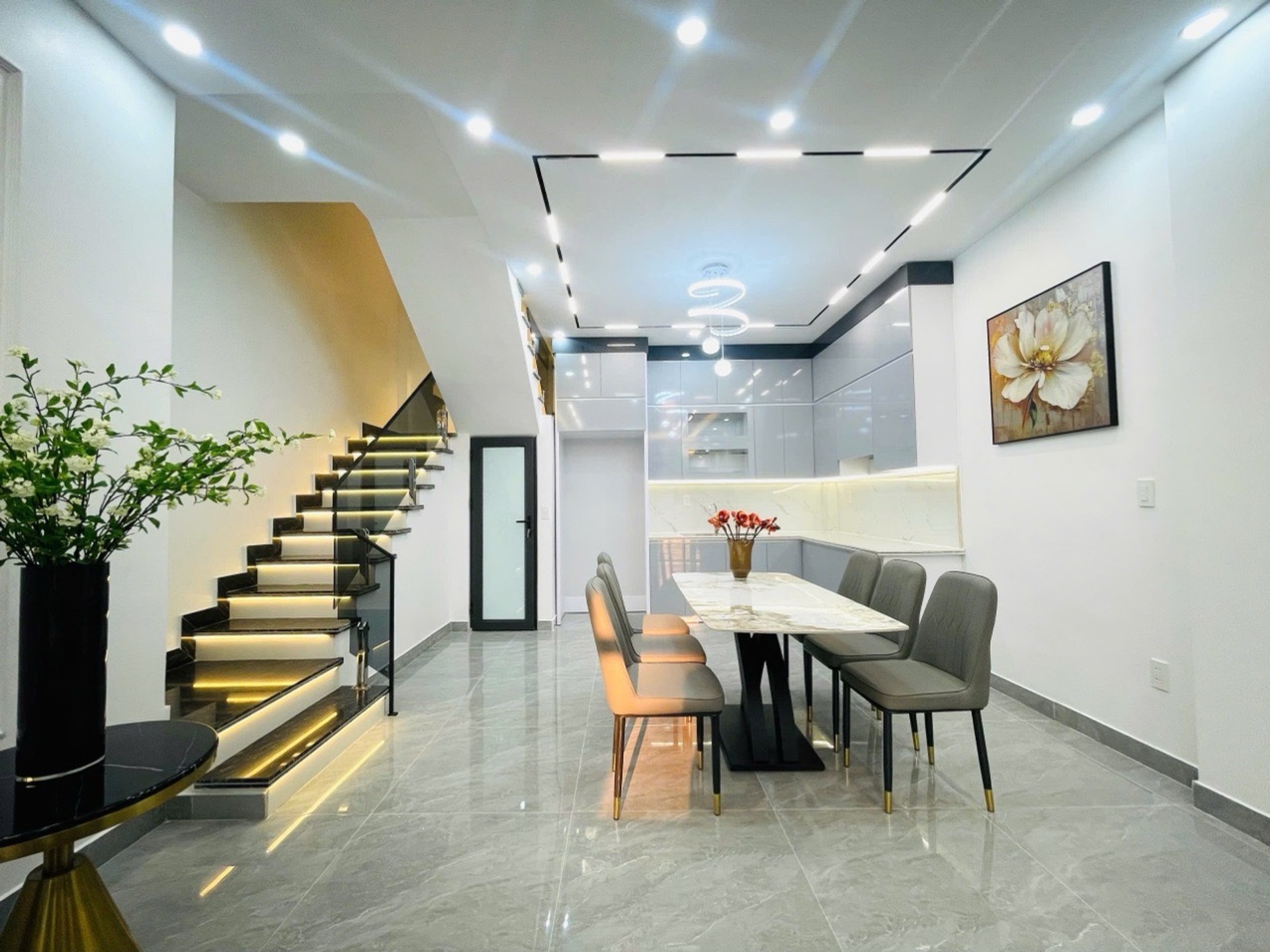 Nhà Đẹp Trung Tâm Ngô Gia Tự - Sống Sang, Tiện Nghi Đầy Đủ