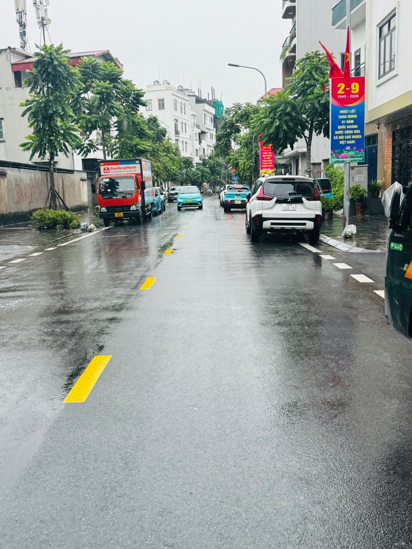 Bán nhà riêng 5 tầng tại trung tâm phường Phúc Lợi, thiết kế vuông vắn hai thoáng