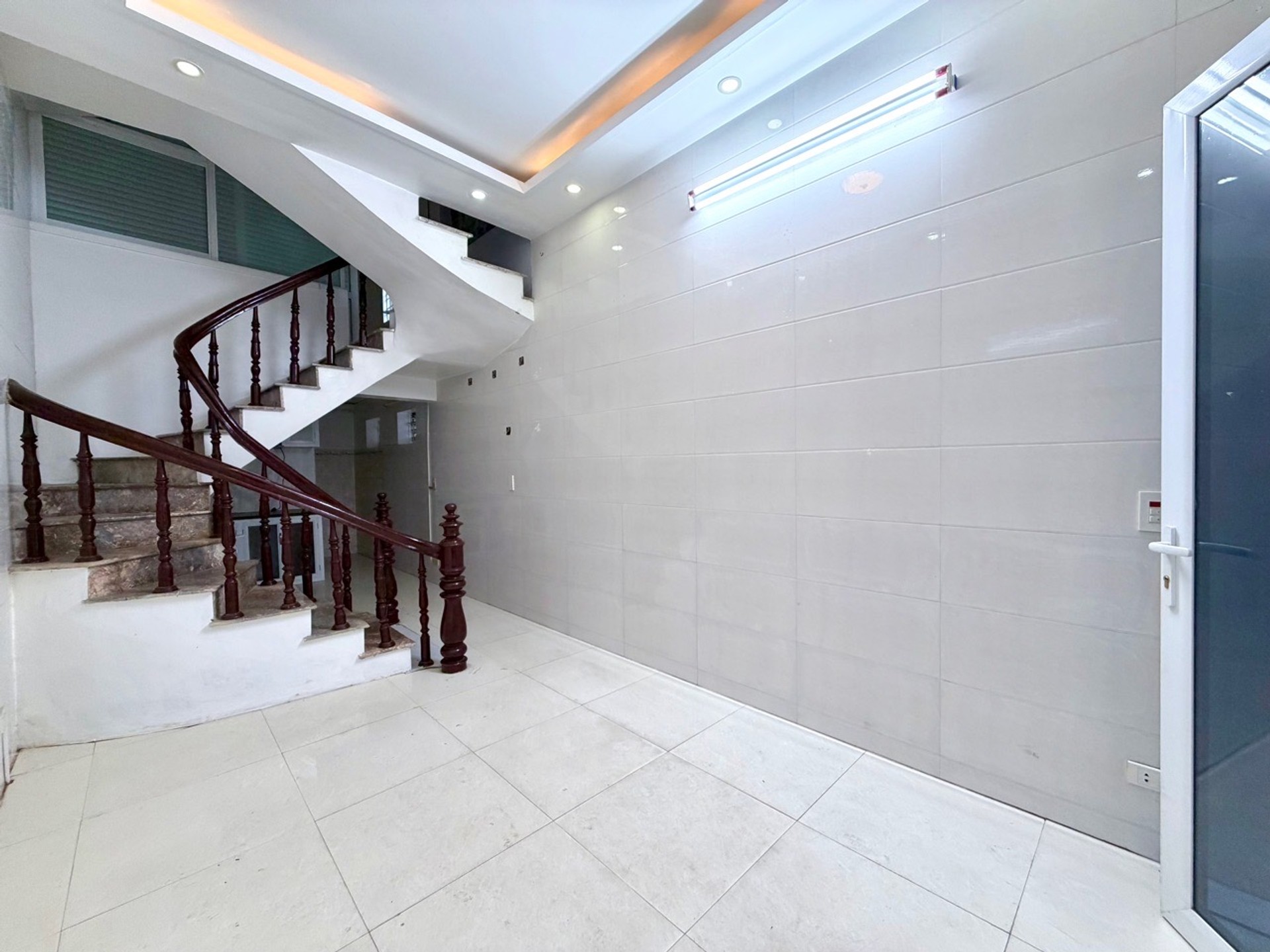 Nhà lô góc 2 tầng rưỡi mặt ngõ trung tâm phố, thích hợp kinh doanh nhỏ