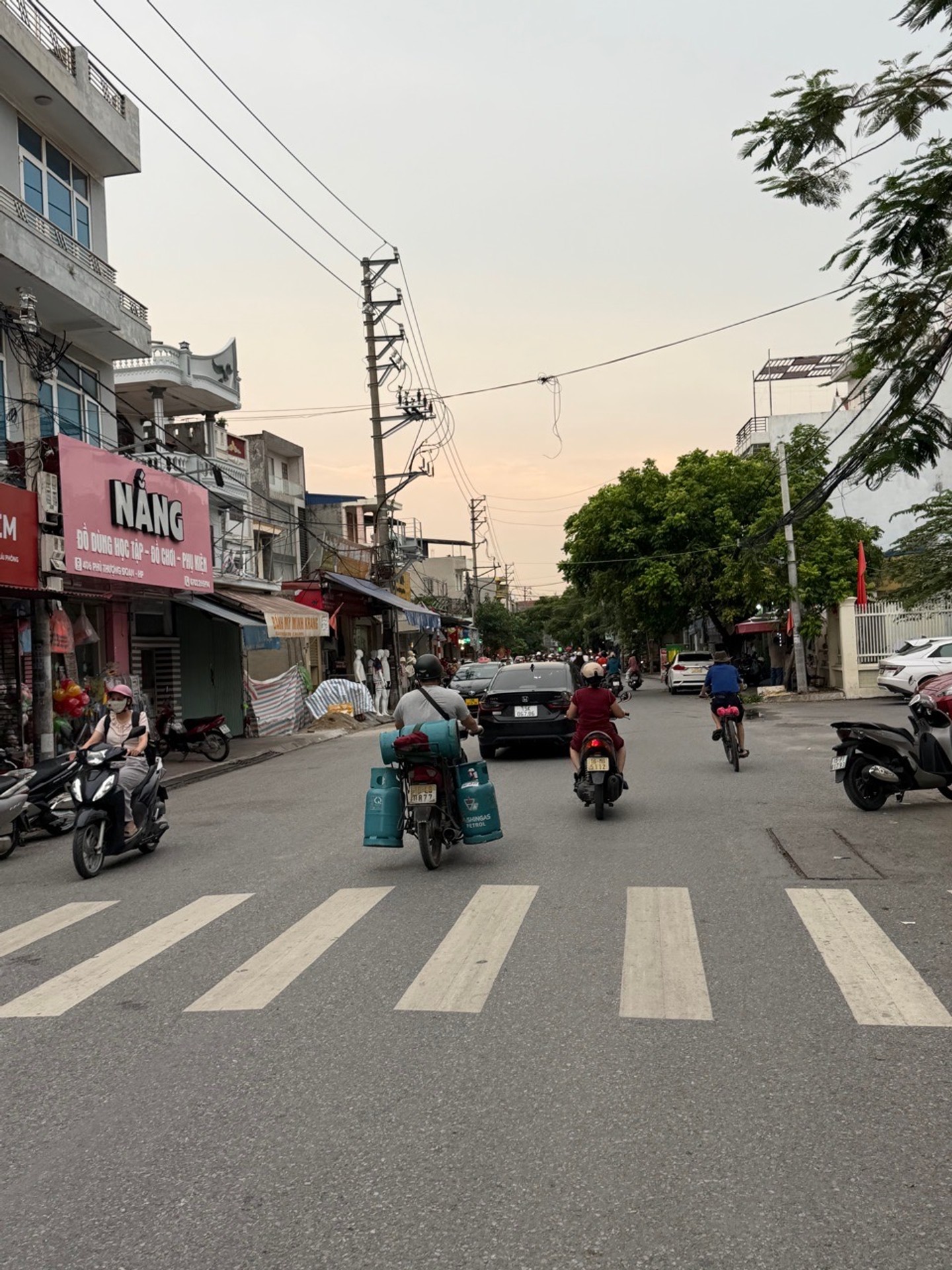 Bán nhà mặt phố Phương Lưu, 3 tầng rộng rãi, kinh doanh đỉnh