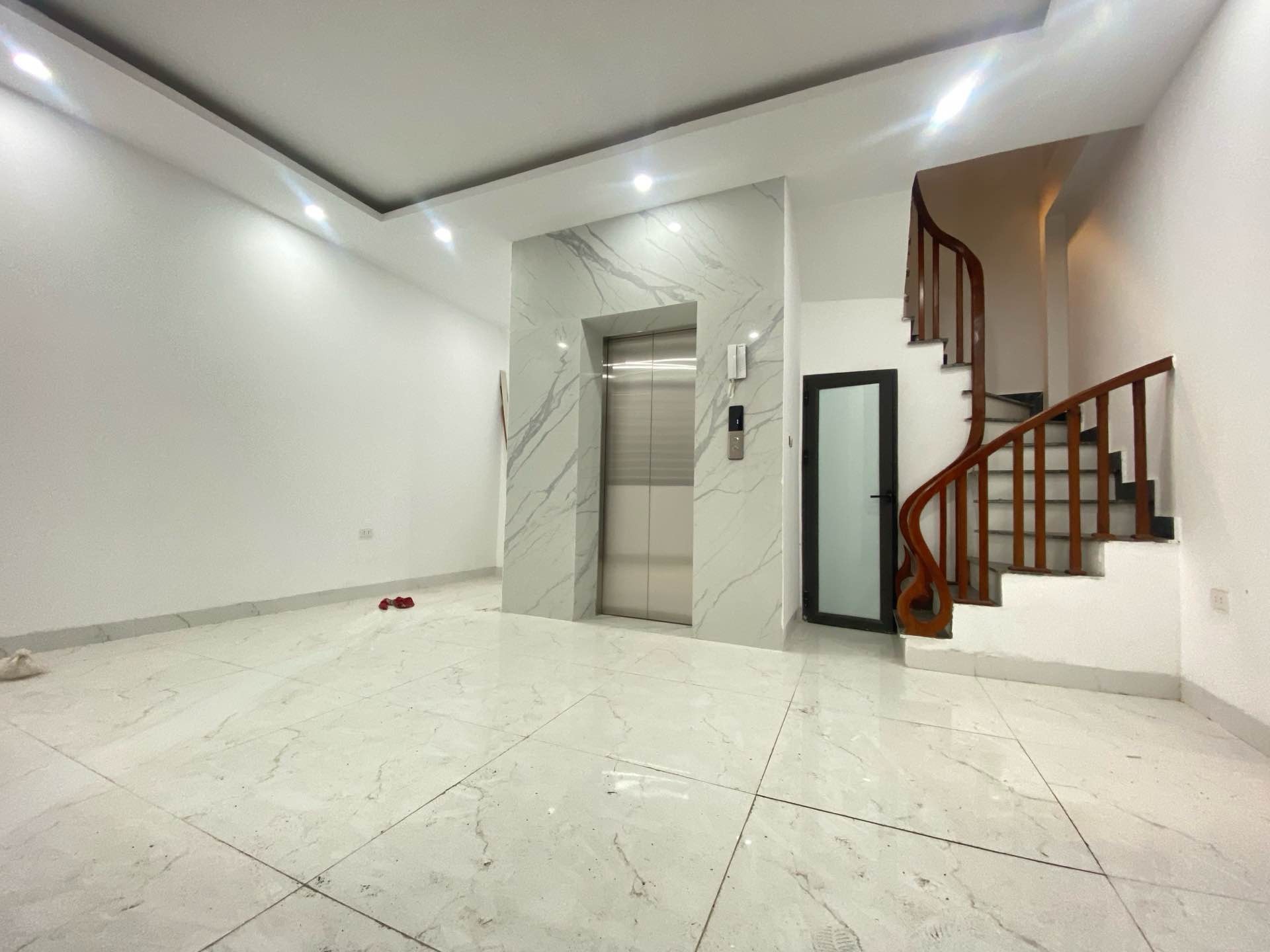 Bán nhà riêng 6 tầng trung tâm quận Đống Đa, gần vườn hoa Trần Quang Diệu