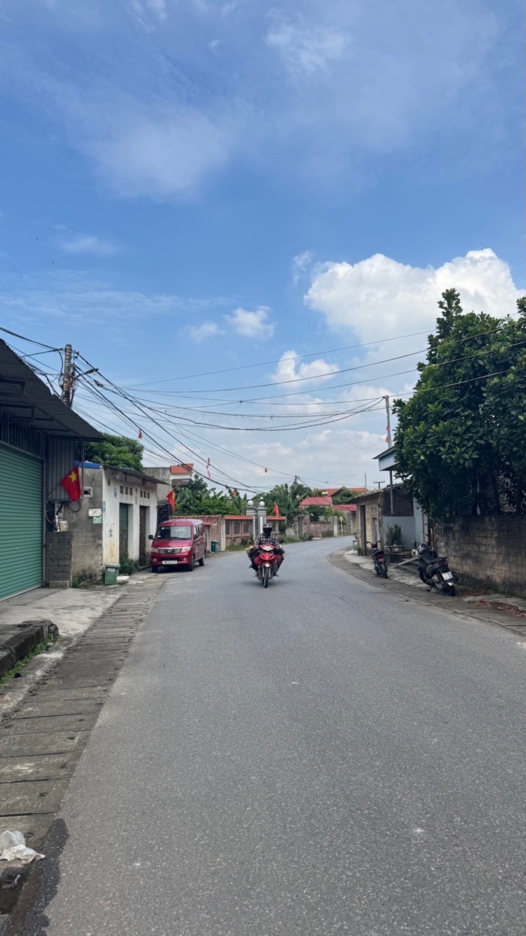 Nhà riêng ba tầng tân cổ điển tại phường Lê Ích Mộc với mặt đường rộng