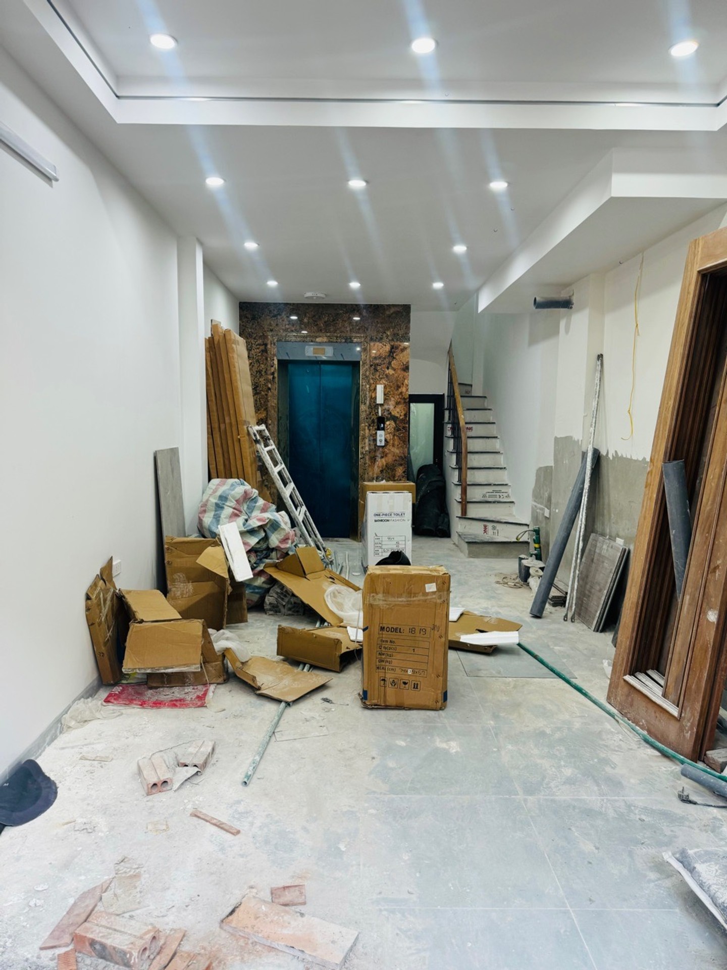 Nhà 5 tầng thang máy ngay vị trí vàng, ngõ thẳng, cách mặt phố chỉ 20m