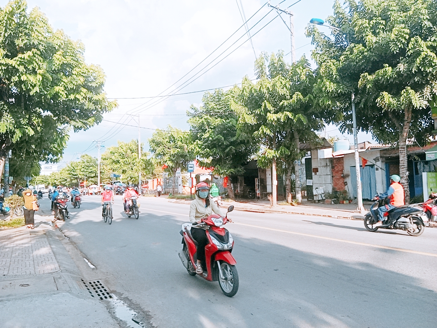 Nhà mặt phố sầm uất Nguyễn Văn Bứa giá tốt, thu nhập ổn định