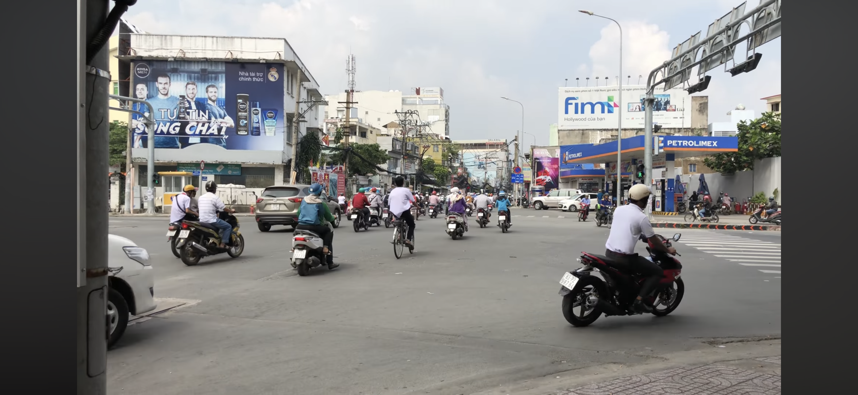 CHỈ 110/M NGÔI NHÀ CÂY XANH NGAY NGÃ 4 PHÚ NHUẬN CHÍNH CHỦ XÂY TÂM QUYẾT CÃ ĐỜI THIẾT KẾ RẤT THOÁNG