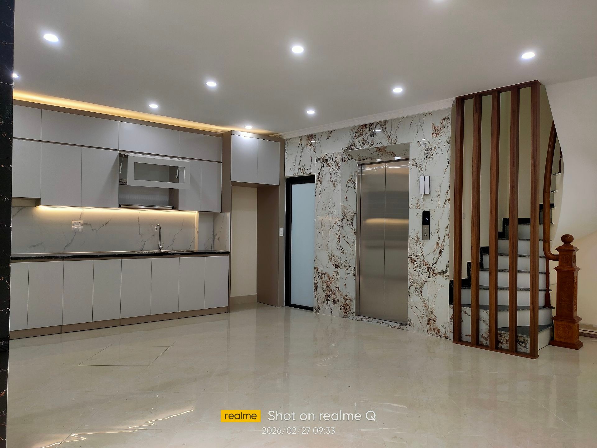 Bán nhà 6 tầng có thang máy, mặt tiền rộng tại xã Tứ Hiệp, tiện ích đầy đủ