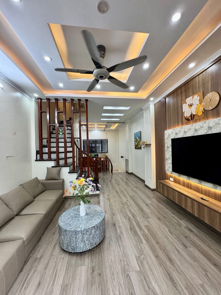 Bán nhà 5 tầng phân lô ô tô vào nhà tại phường Hoàng Mai, ngõ thông tiện kinh doanh