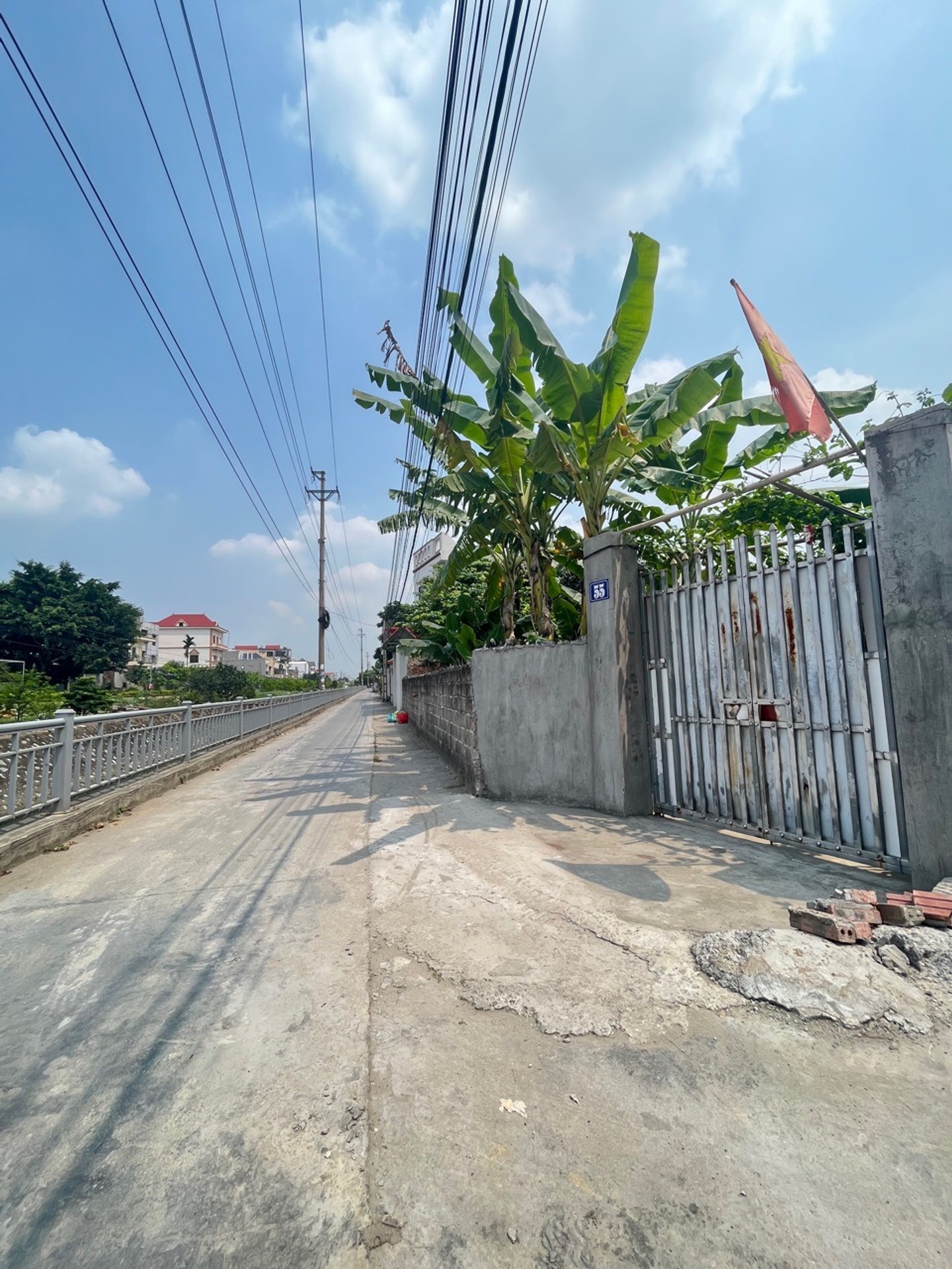 Nhà riêng ba tầng mới xây kiên cố, thiết kế hiện đại tại khu vực sầm uất