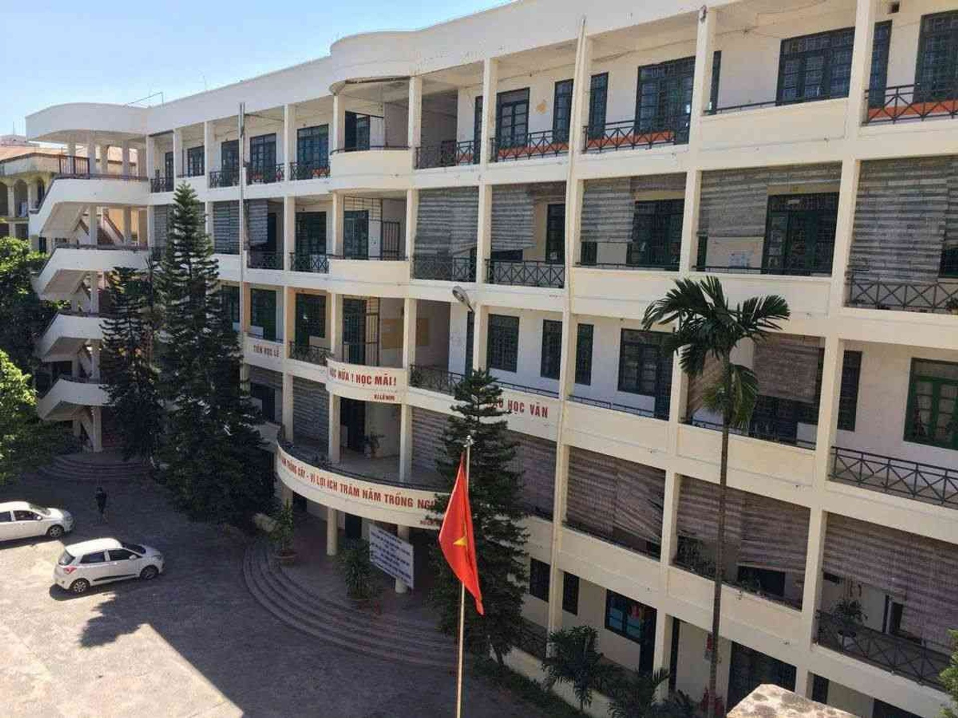 Chuyển nhượng Trung Tâm đào tạo, Trường Trung Cấp, THPT tại Long Biên DT 5000m2 , 600 sinh viên.