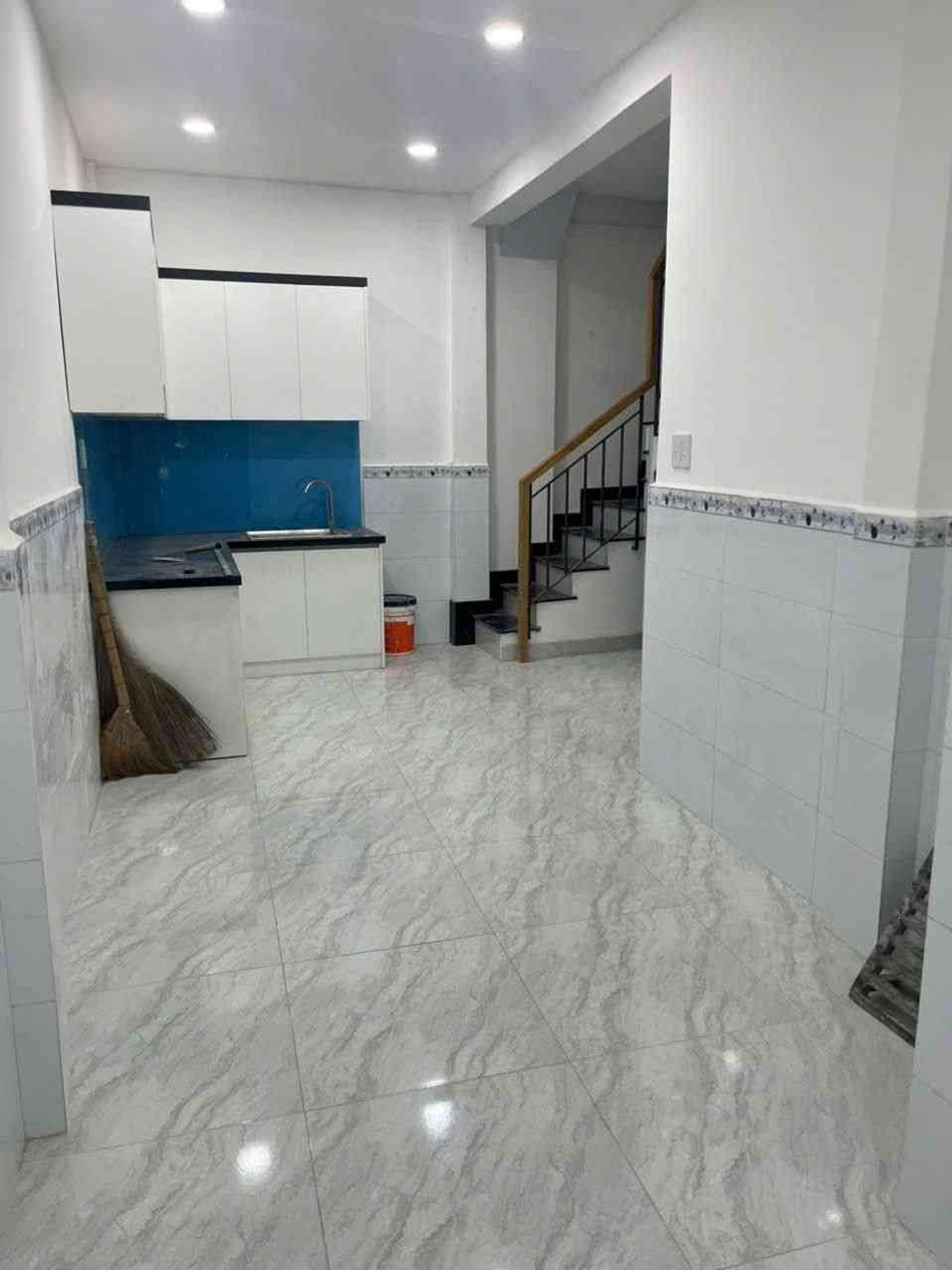 Nhà nhỏ 3 tầng hẻm thông Âu Cơ, giá 3 tỷ có thương lượng