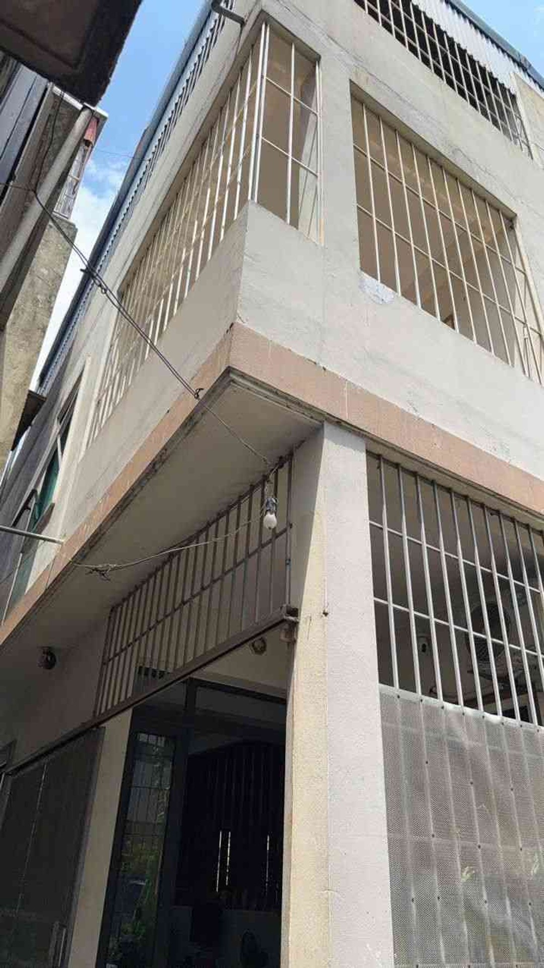 Nhà Lô Góc Sát Mặt Đường vào công ty Que Hàn - sát chợ Sôi Động