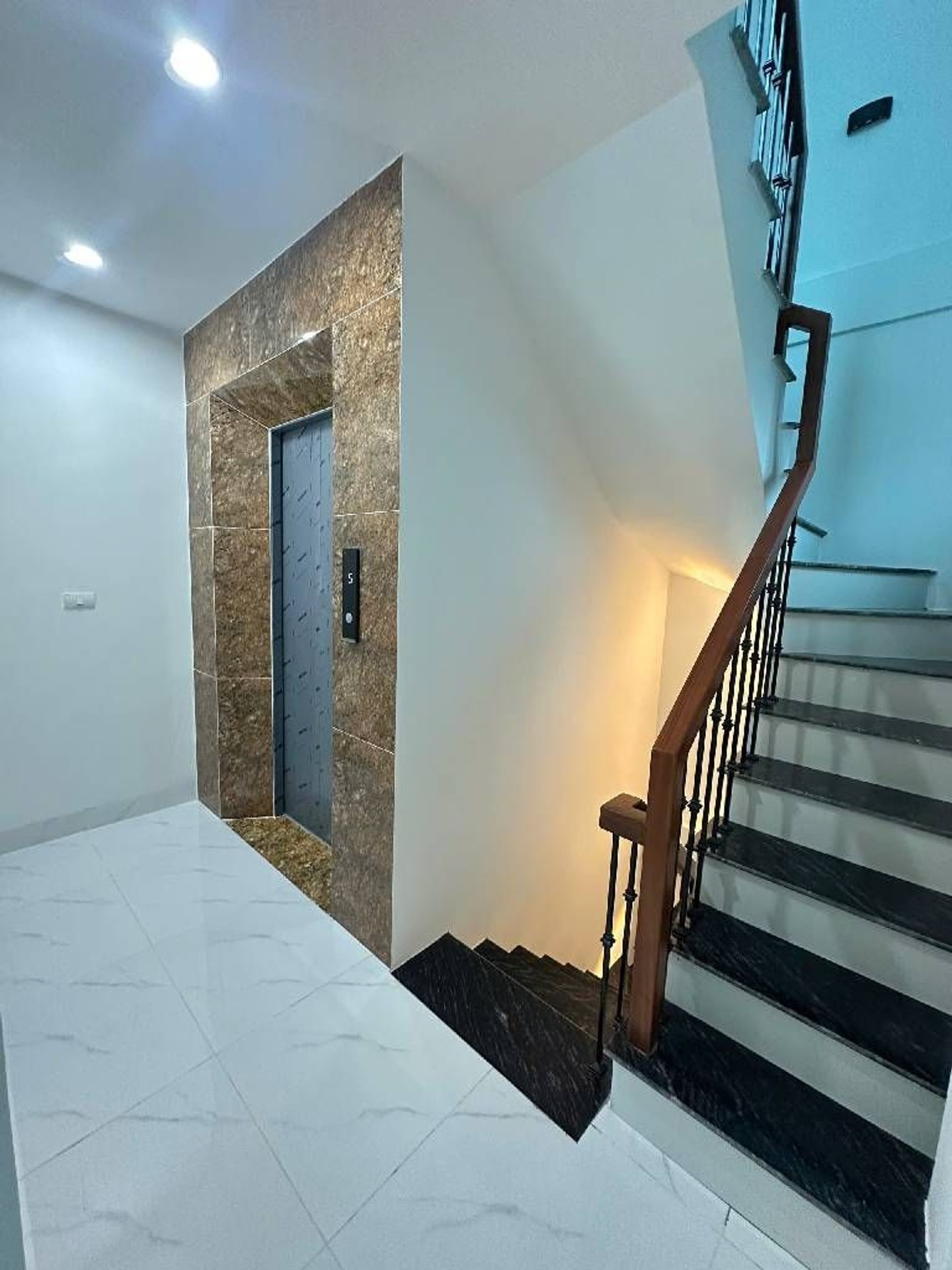 🏡 NHÀ 5 TẦNG - Ô TÔ ĐỖ CỬA – NGÕ THÔNG Ô TÔ – THANG MÁY CHẠY ÊM
