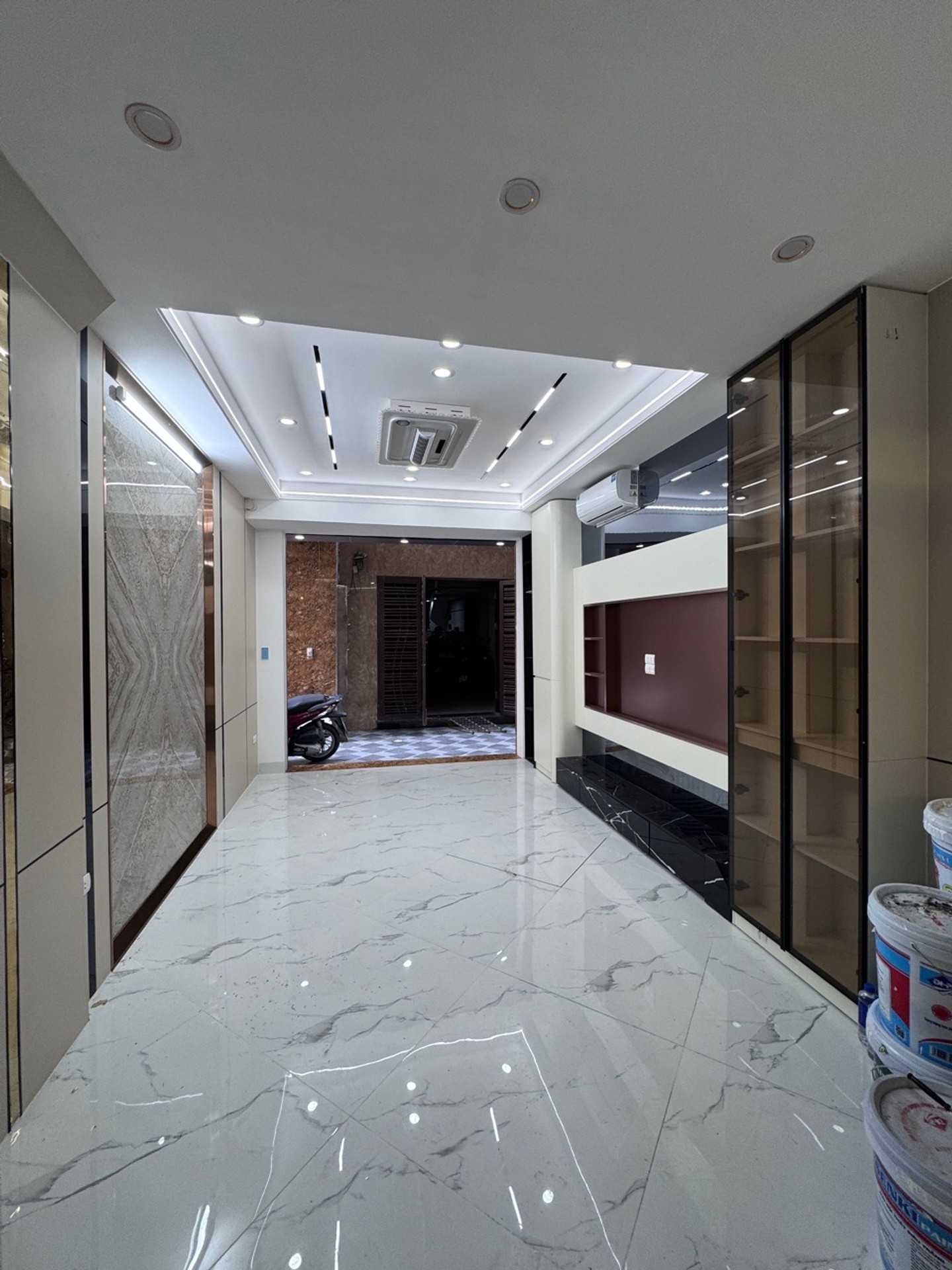 Nhà Phố Cao Cấp Gần Trung Tâm Với Tiện Ích Đầy Đủ Và Thang Máy Hiện Đại