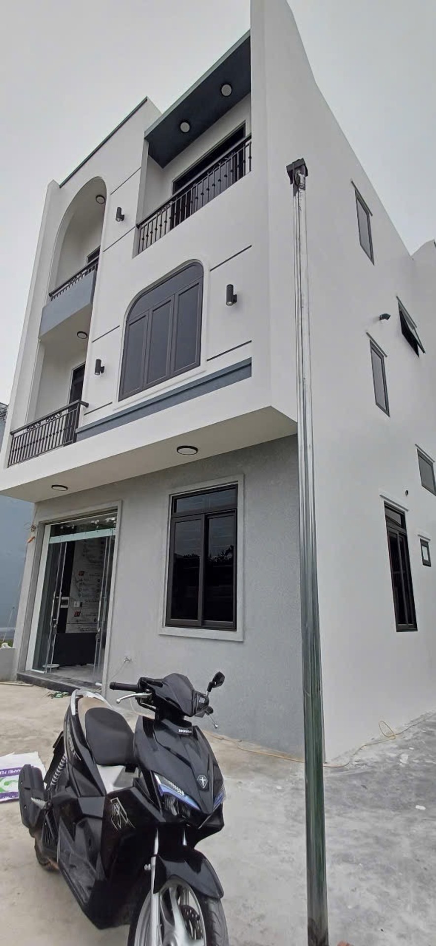 Nhà Ba Tầng Thiết Kế Hiện Đại Tại Khu Vực Hoàng Mai