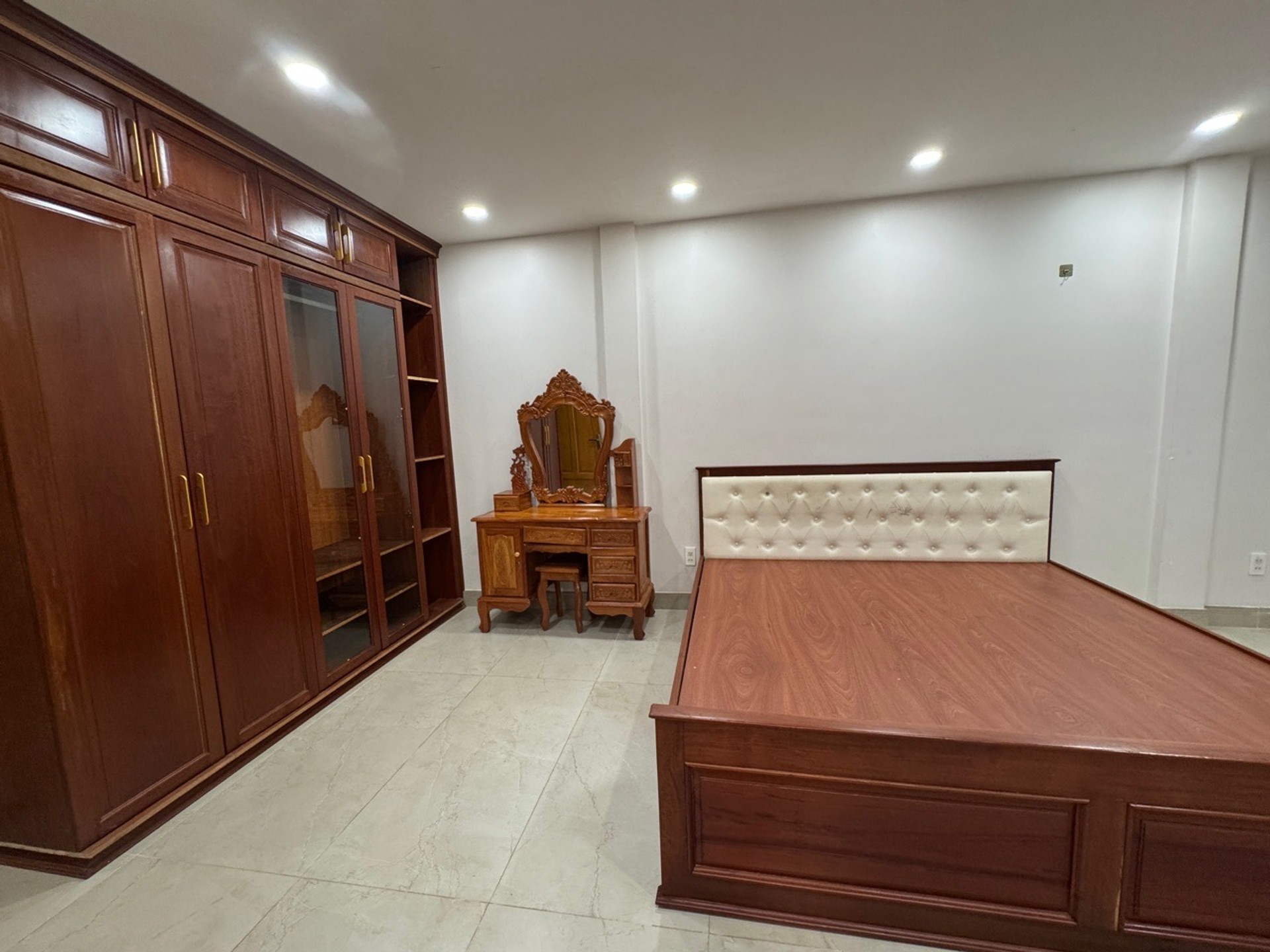 Nhà đẹp, hẻm xe hơi, tặng full nội thất gỗ xịn