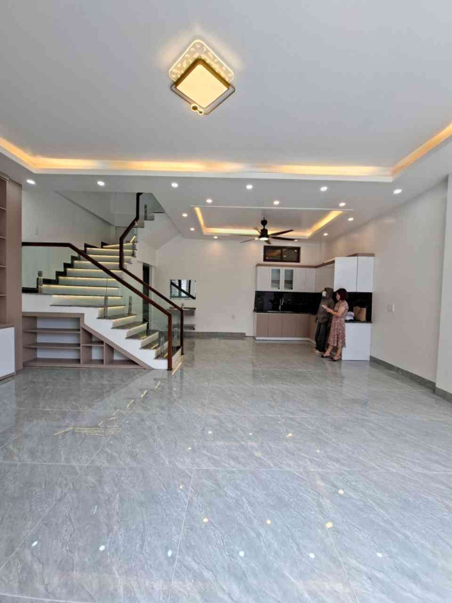Nhà 3 Tầng Kiều Đông - Vị Trí Vàng, Ô Tô Đỗ Cửa, Sẵn Sàng Về Ở