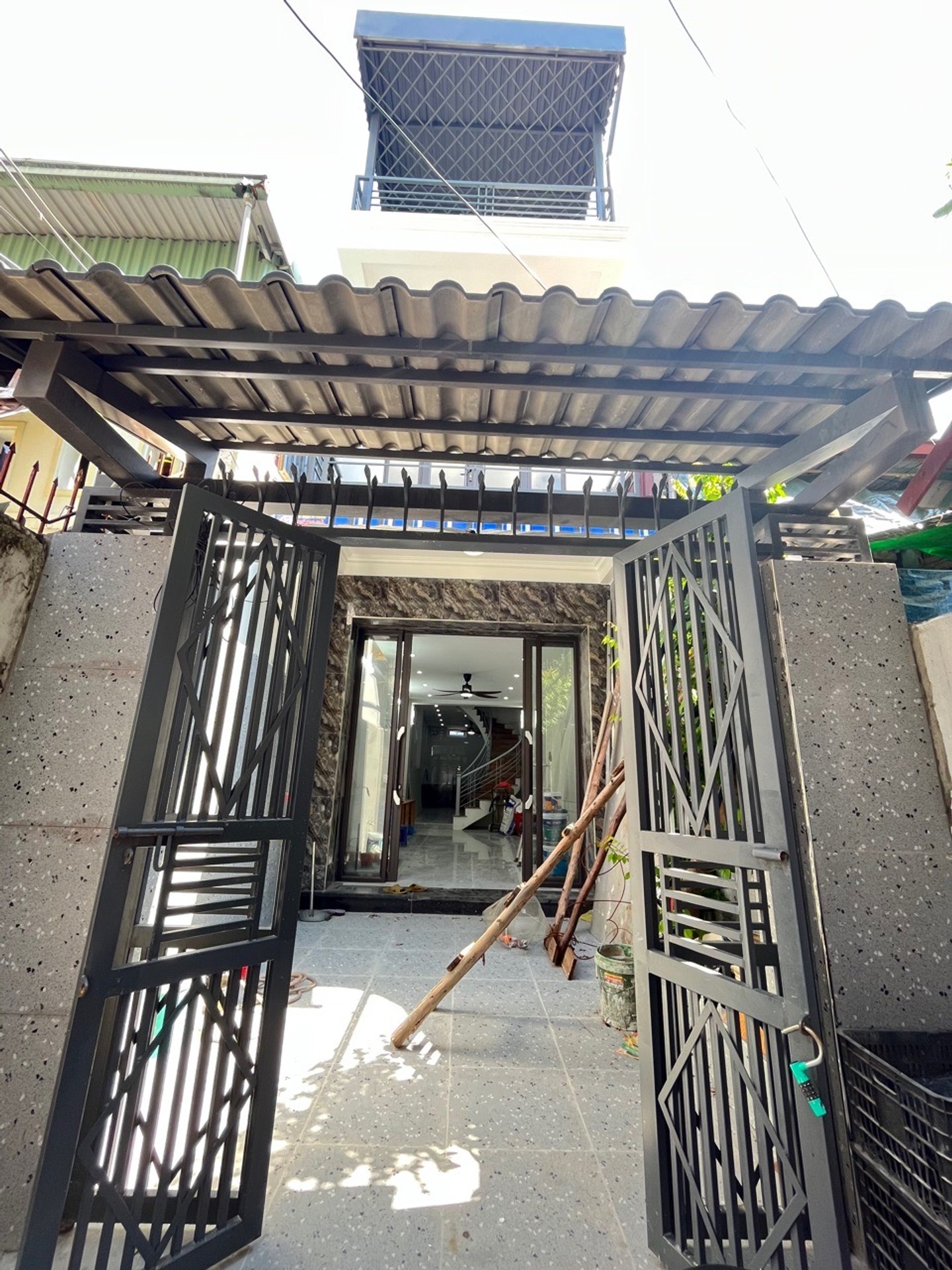 Nhà 3 Tầng Phong Cách Hiện Đại Tại Vũ Chí Thắng Với Ngõ Thông Ô Tô Nhỏ Tới Nhà