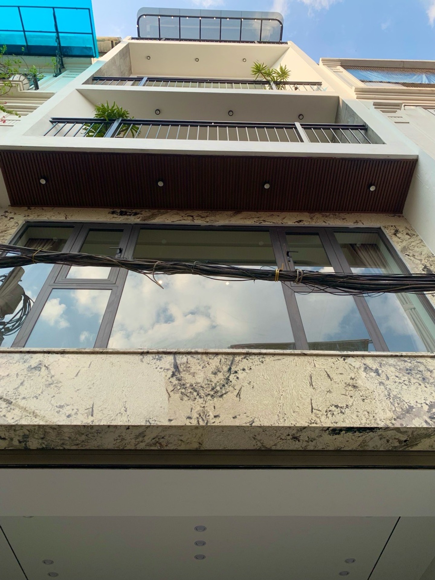 Nhà 8 Tầng View Sông Hồng, Mặt Tiền Rộng Cơ Hội Vàng Tại Lâm Du