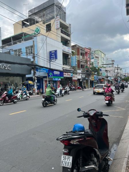 Nhà mặt tiền cực đỉnh, kinh doanh sầm uất ngay trung tâm
