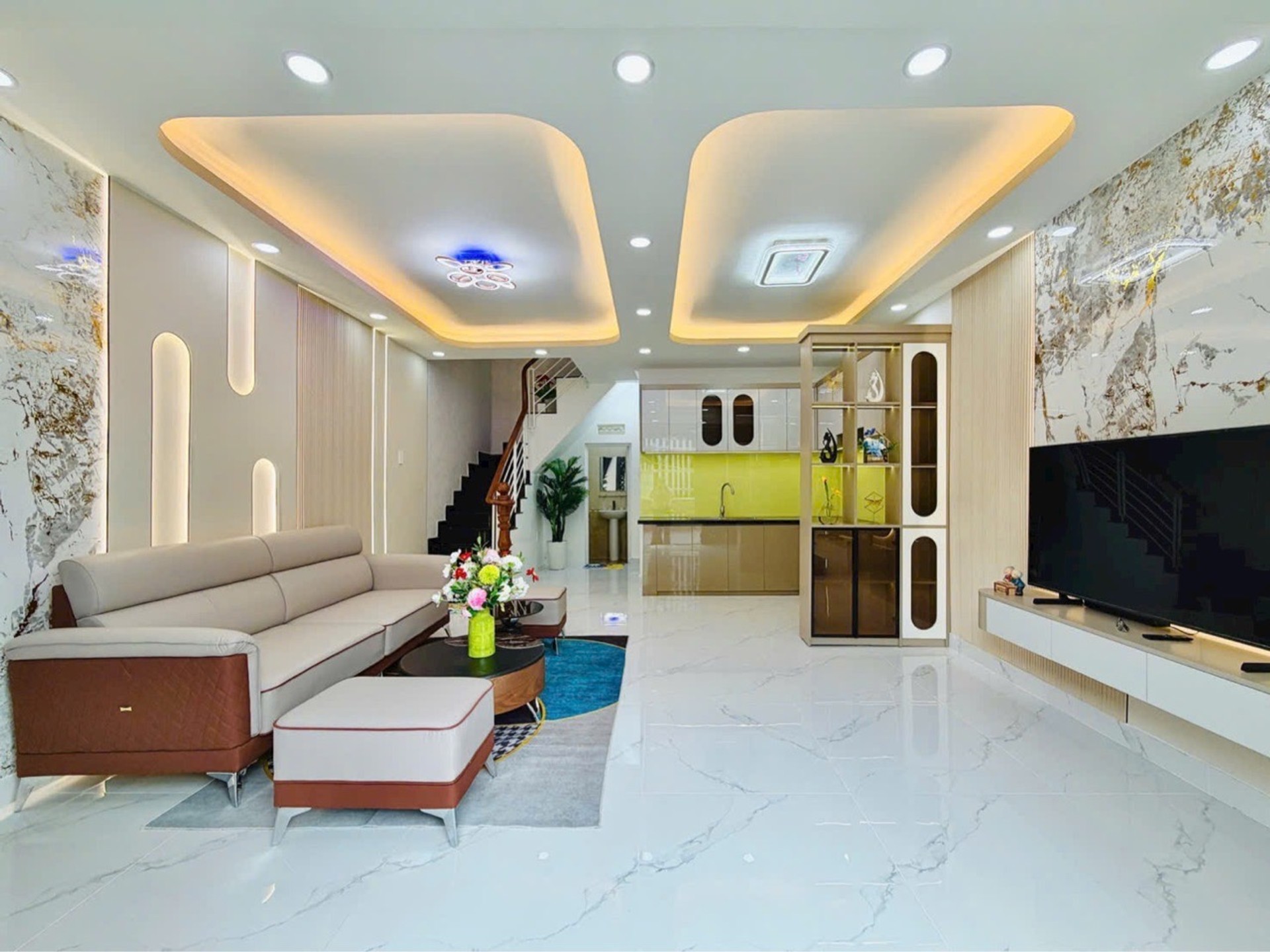 Xe hơi ngủ trong nhà 3 PN _ ngang 5m _ Ngay CV Làng Hoa