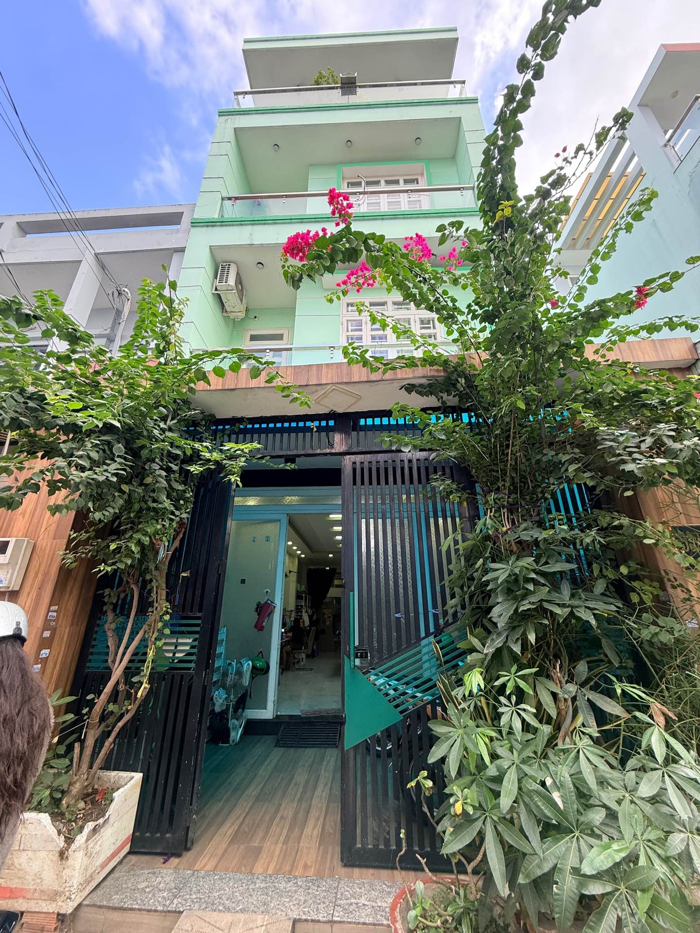 💰 11,95 TỶ | HẺM XE HƠI LÊ TRỌNG TẤN – 101M²
🏡 Ngang 5,5m × 20m | 4 tầng | 5PN | sân thượng
📍 Hẻ