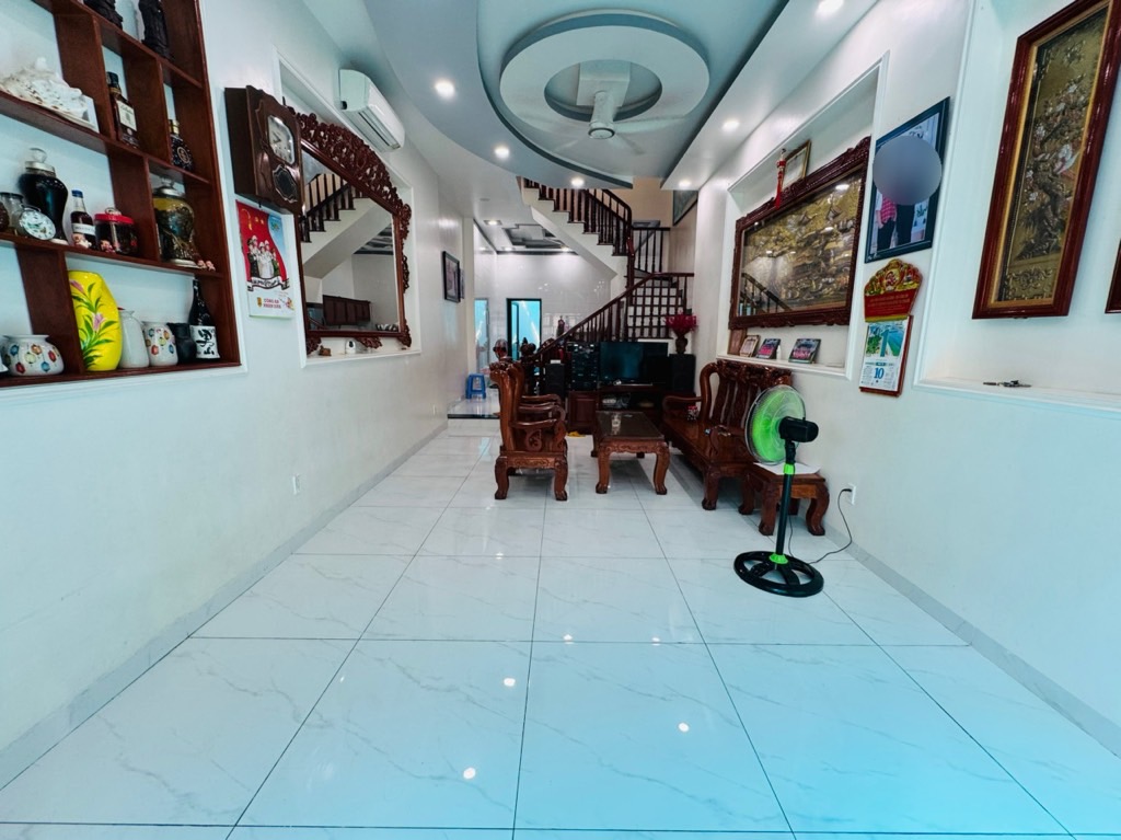 💰 6,3 TỶ | GẦN GA METRO – SÂN BAY | TRƯỜNG CHINH
📍 Gần 70m² | 4 × 17m vuông A4 | Hẻm ô tô nhỏ tới